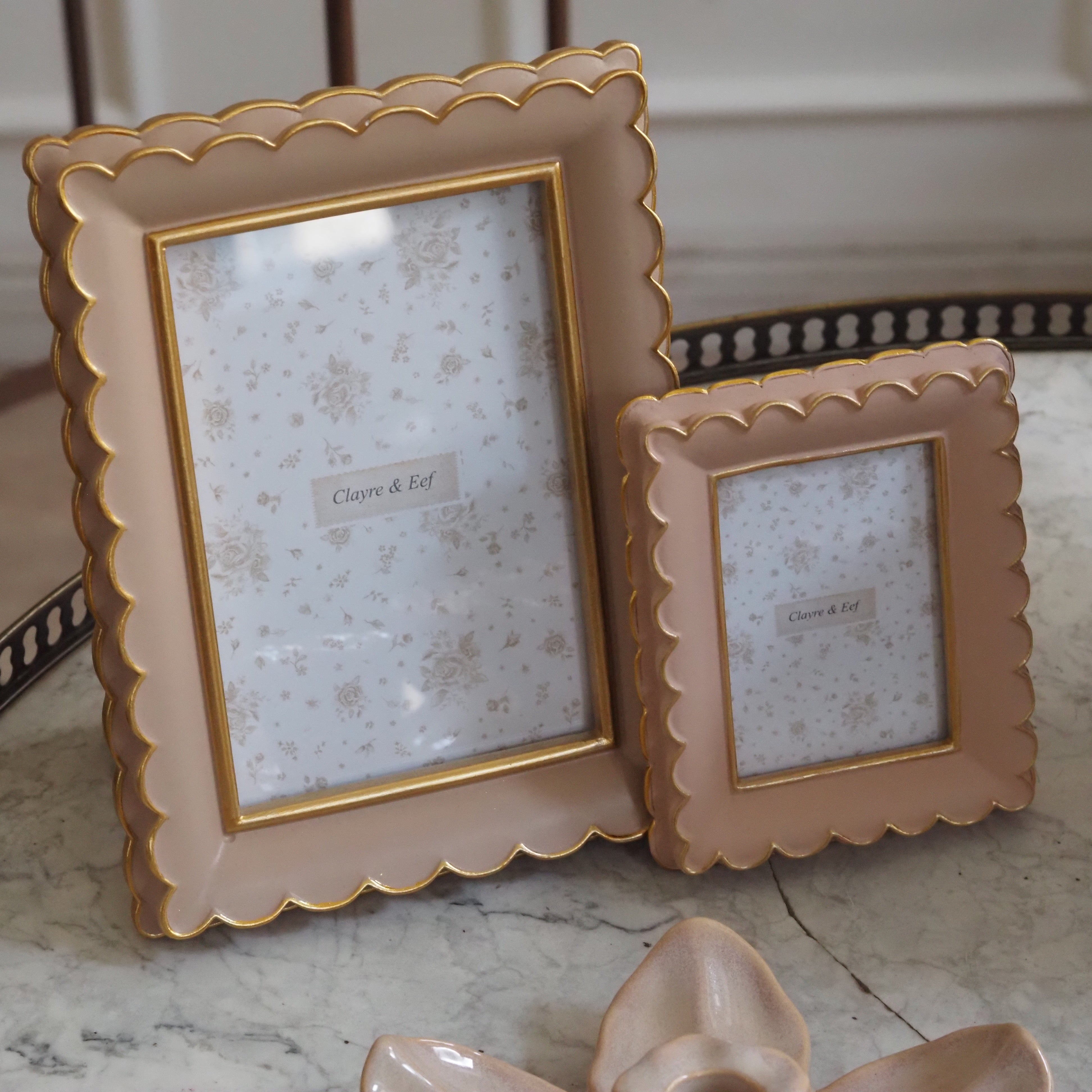 Bilderrahmen · historisierende Form · creme mit Goldkante