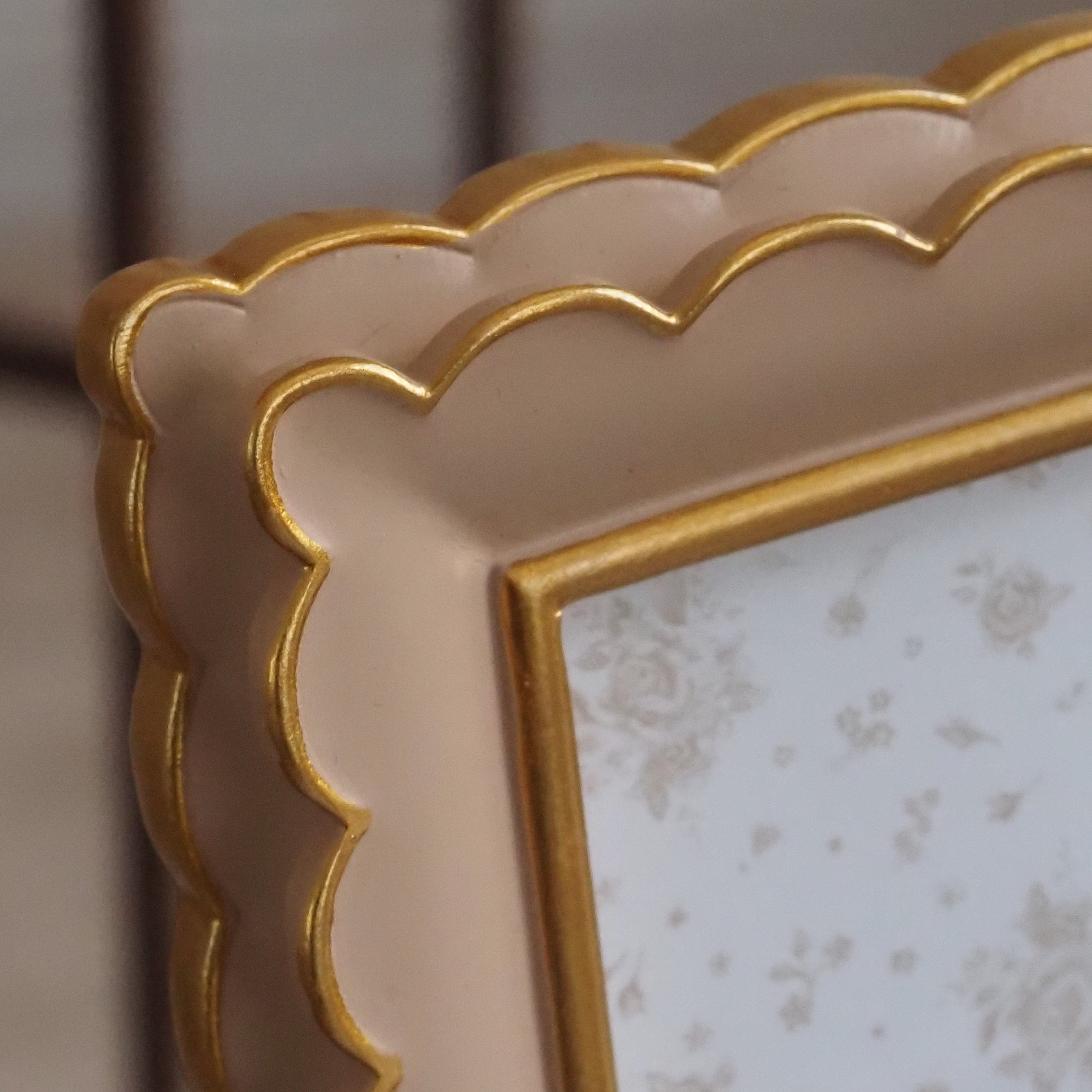 Bilderrahmen · historisierende Form · creme mit Goldkante