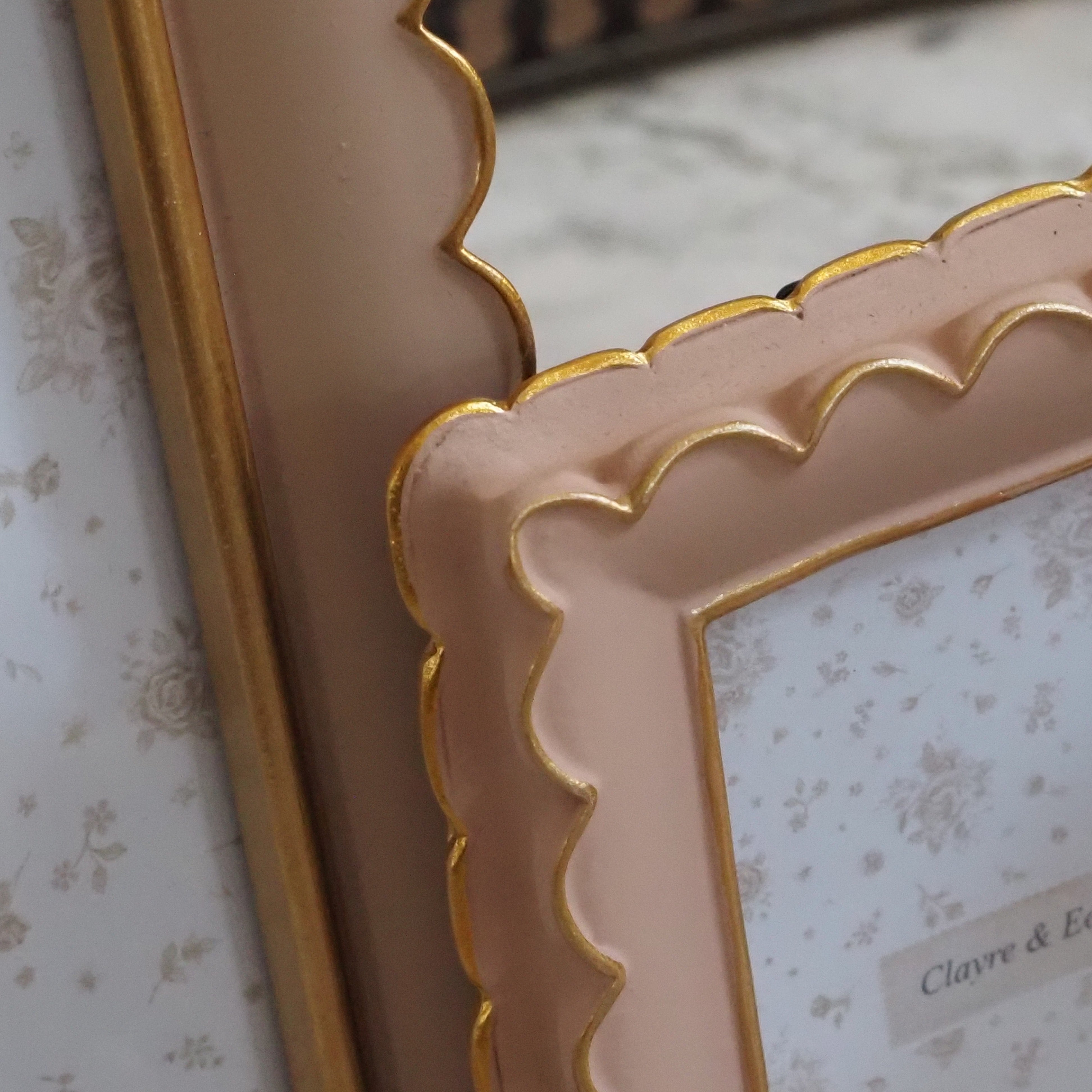 Bilderrahmen · historisierende Form · creme mit Goldkante