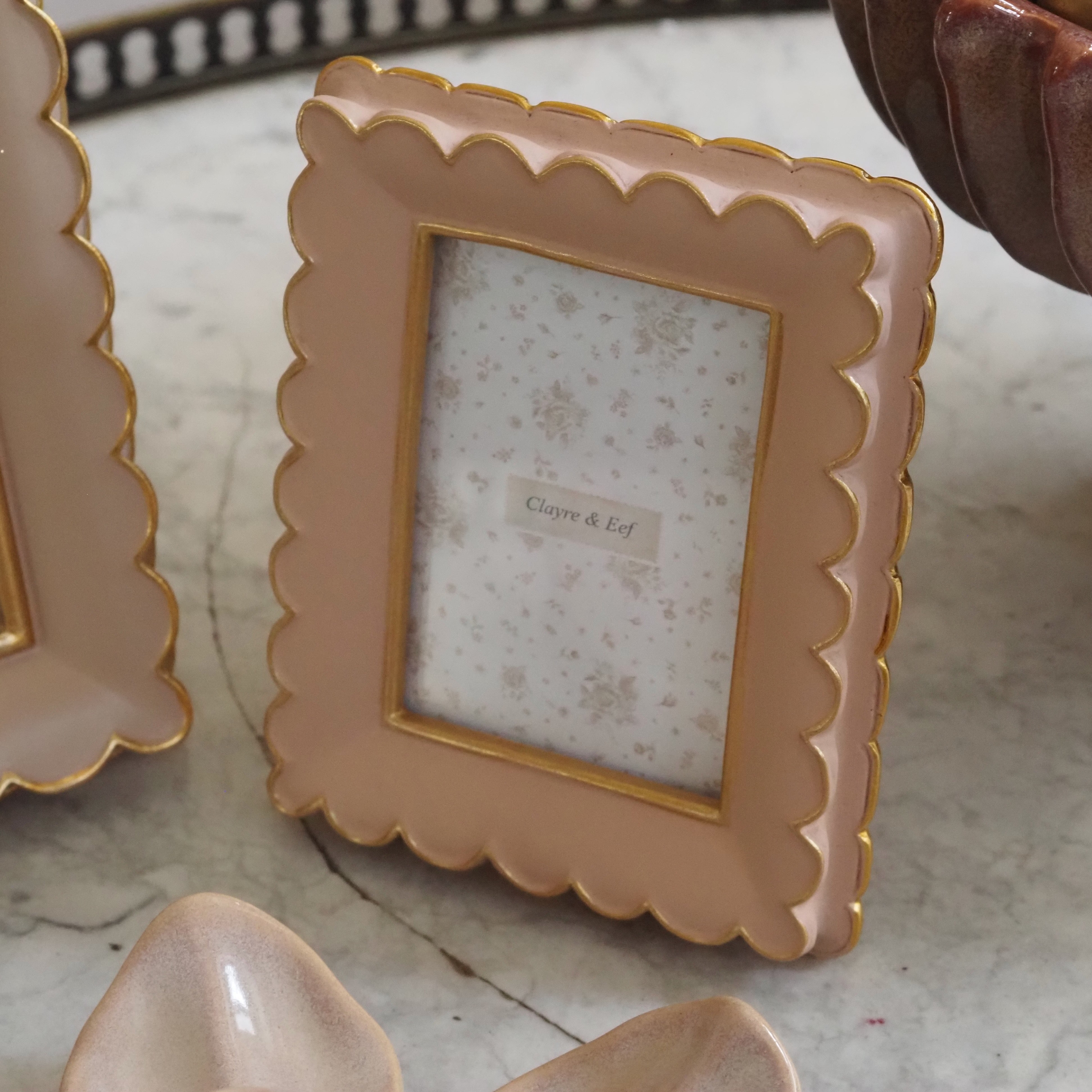 Bilderrahmen · historisierende Form · creme mit Goldkante