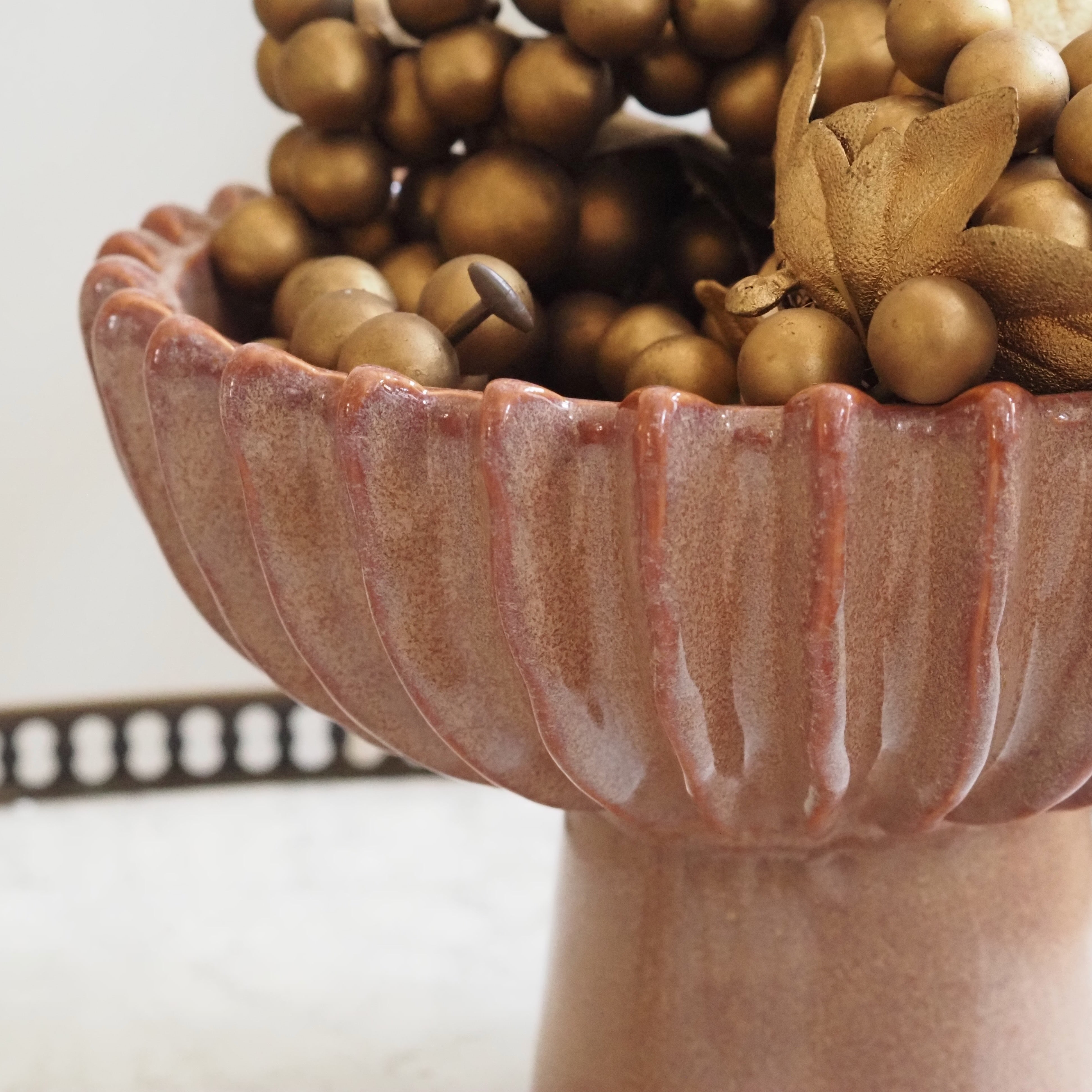 Keramikschale auf Fuß · blütenförmige Form in Rosé-Beige