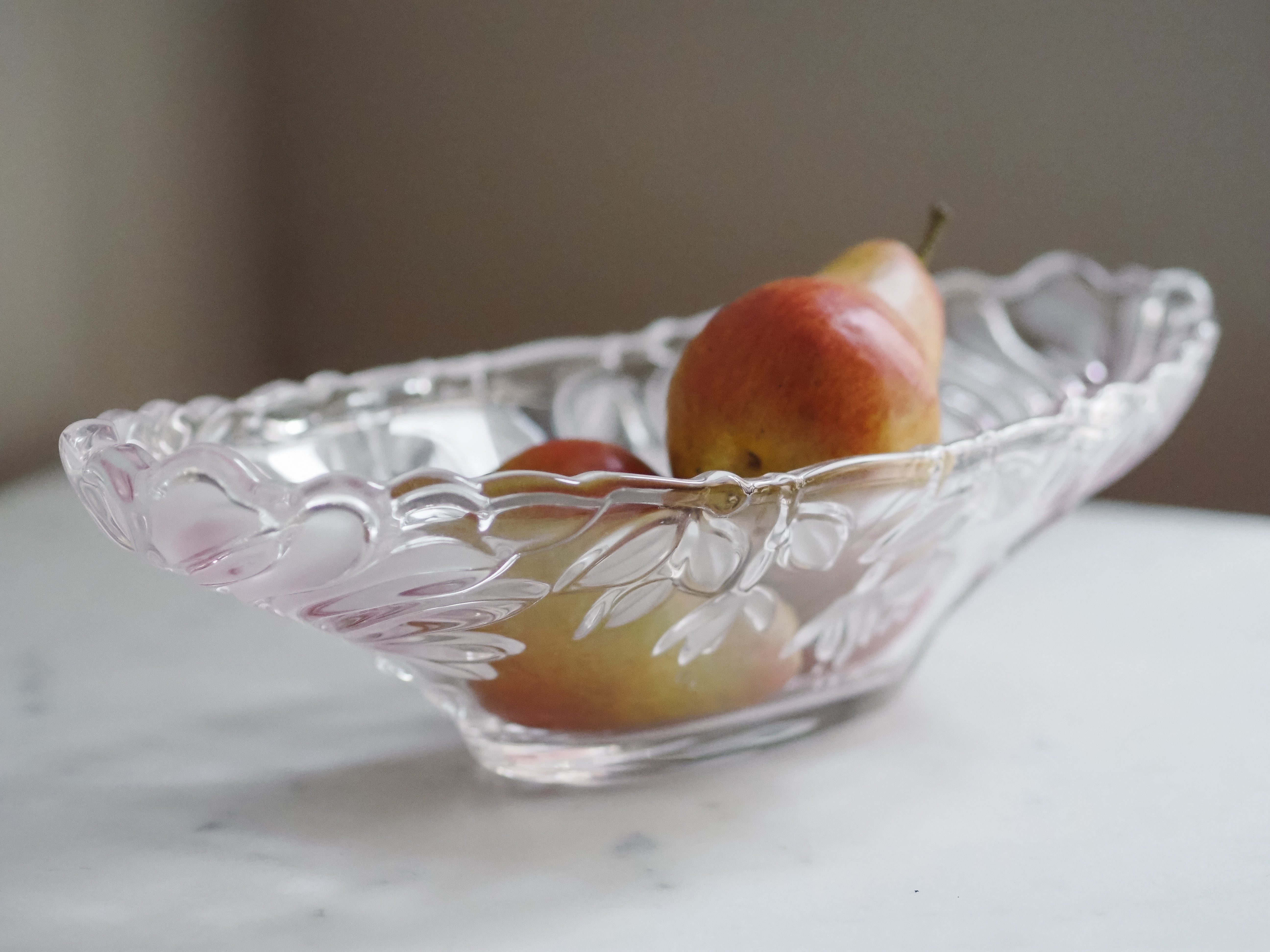 Vintage Glasschale oval mit floralem Relief – satiniertes Pressglas, 20. Jahrhundert