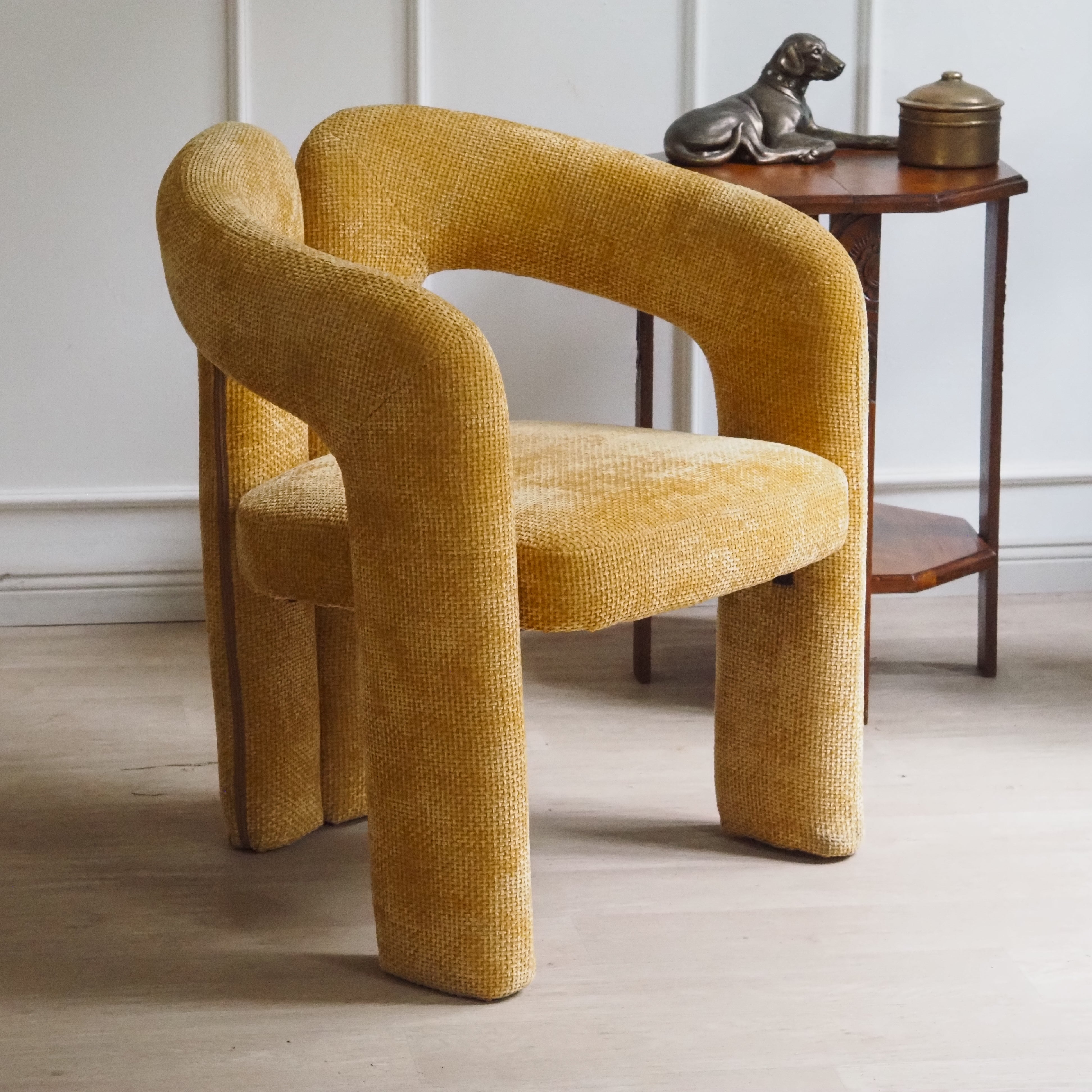 Moderner gepolsterter Sessel mit geschlossener Armlehne · Stoffbezug · zeitgenössische Form