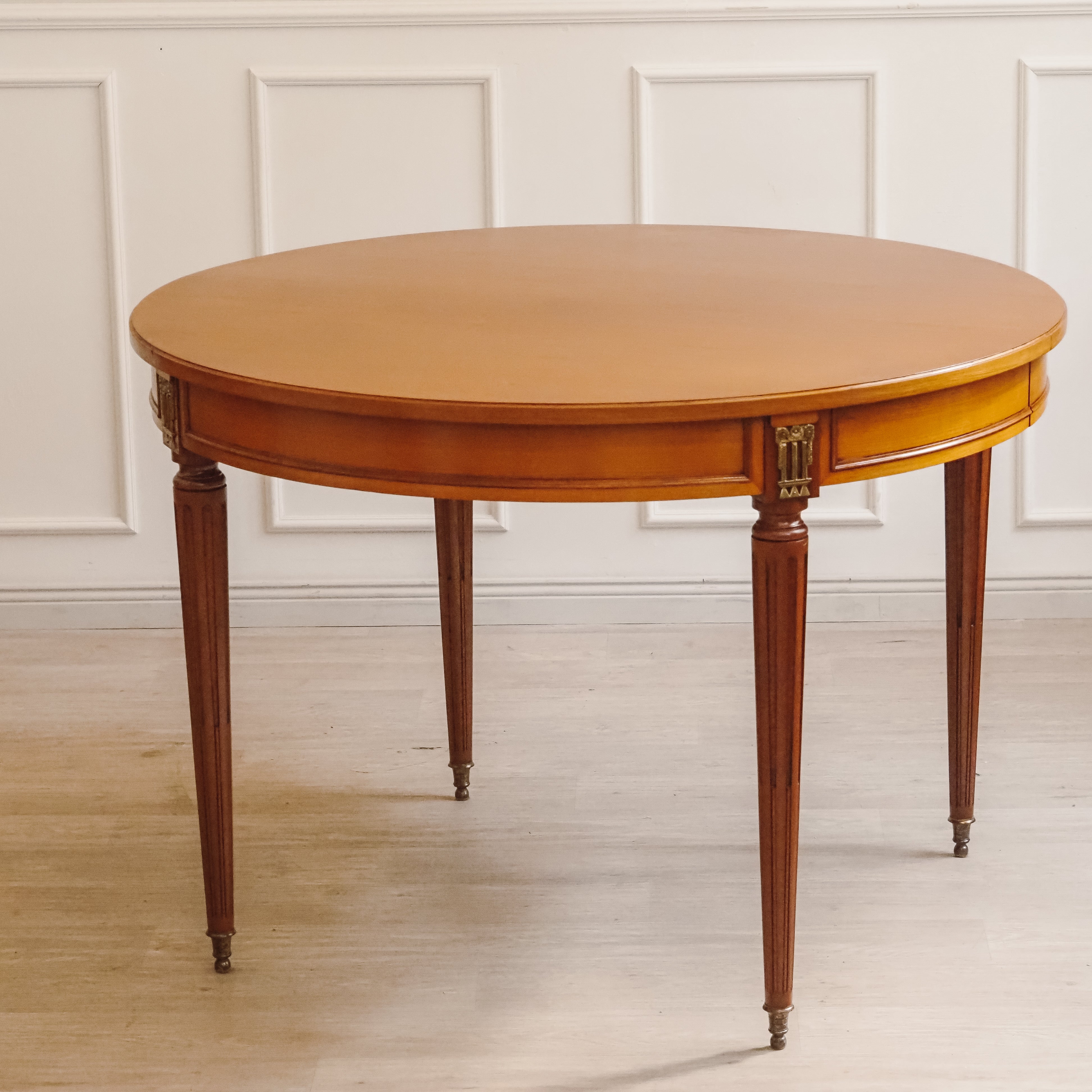 Runder Esstisch Louis XVI Kirschbaum antik 19. Jahrhundert