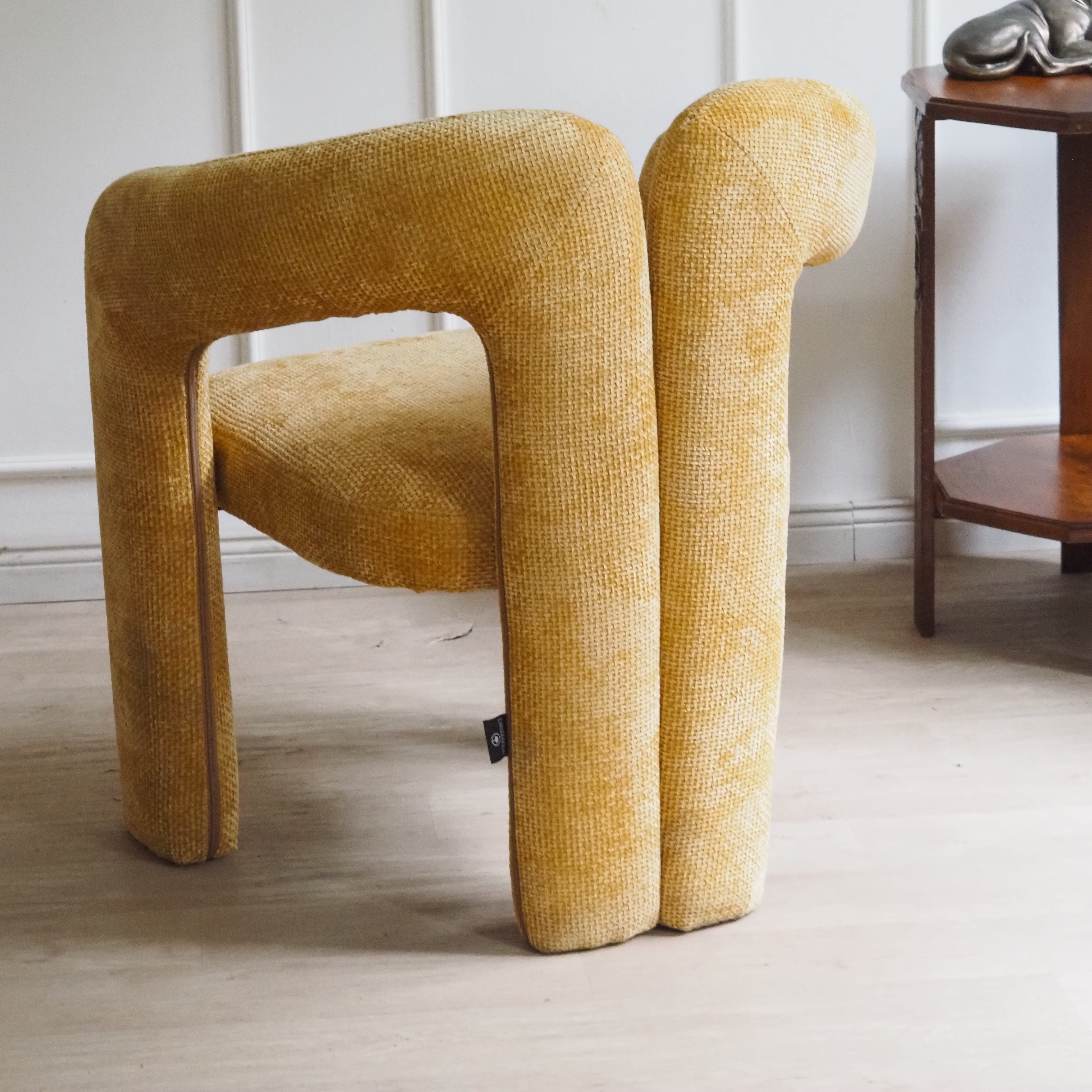 Moderner gepolsterter Sessel mit geschlossener Armlehne · Stoffbezug · zeitgenössische Form