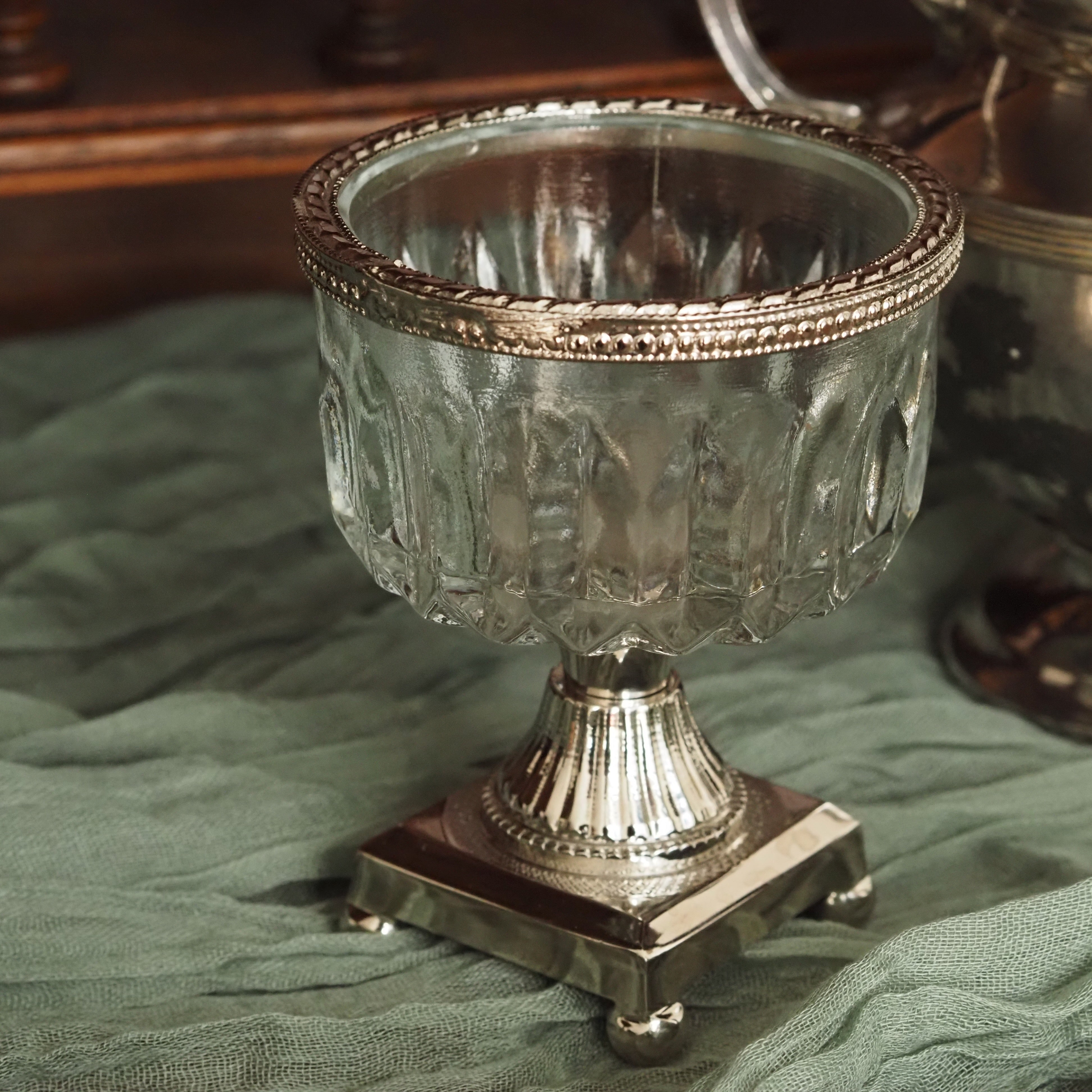 Glasvase auf Fuß · historisierende Form mit Metallrand