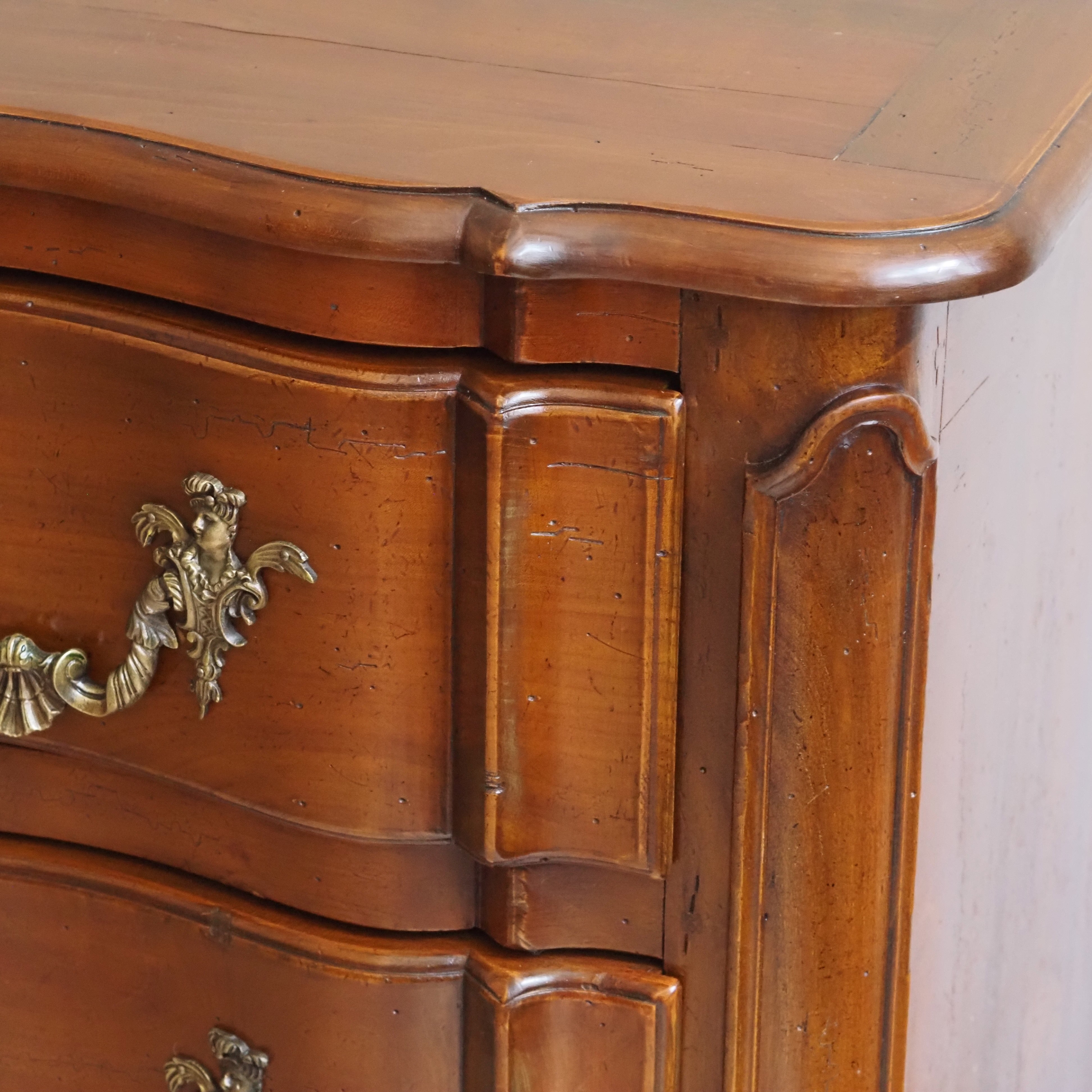 Louis XV Kommode mit Arbalète-Front, drei Schubladen