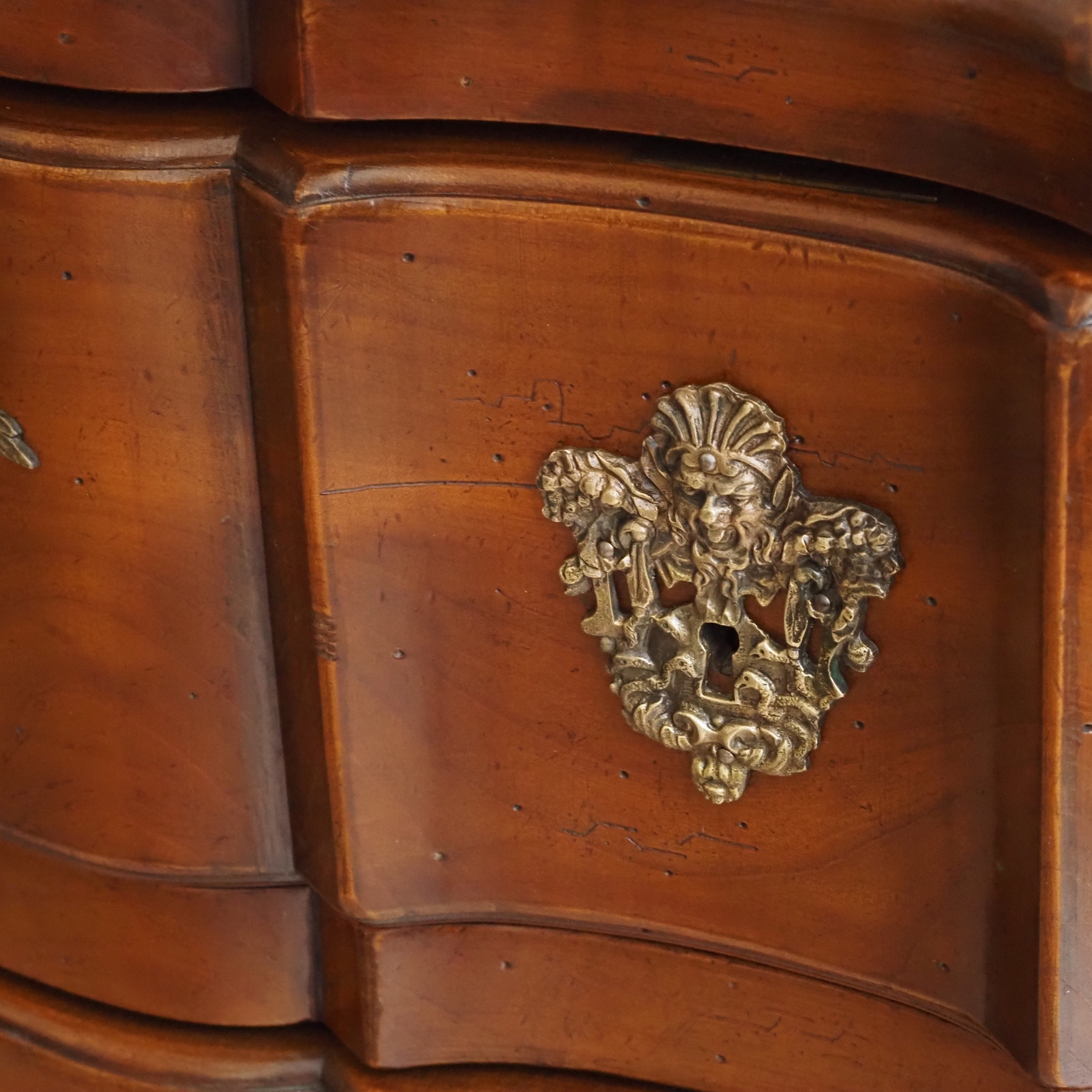 Louis XV Kommode mit Arbalète-Front, drei Schubladen