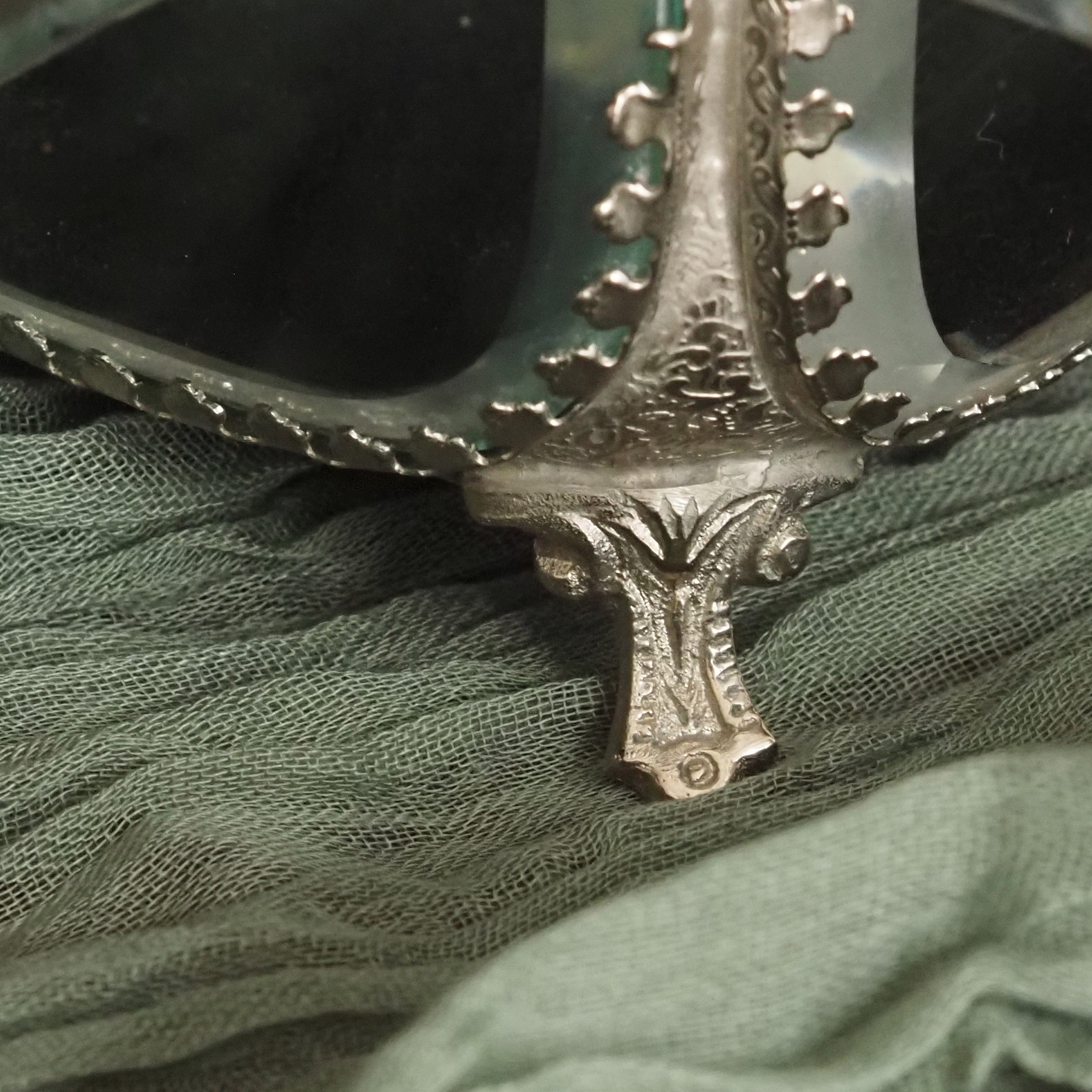 Glasdose mit Metallrahmen · historisierende Replik mit Facettenschliff