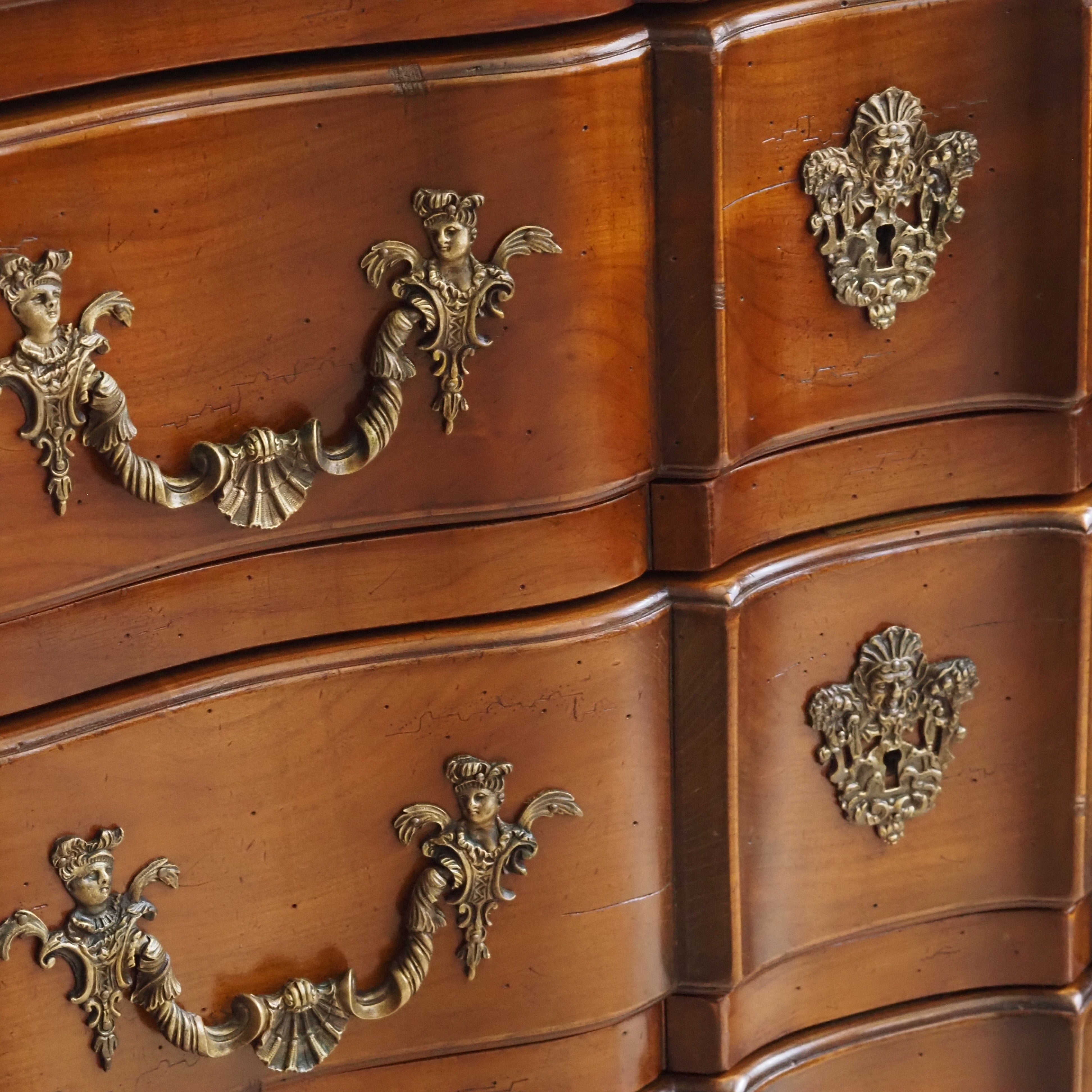 Louis XV Kommode mit Arbalète-Front, drei Schubladen