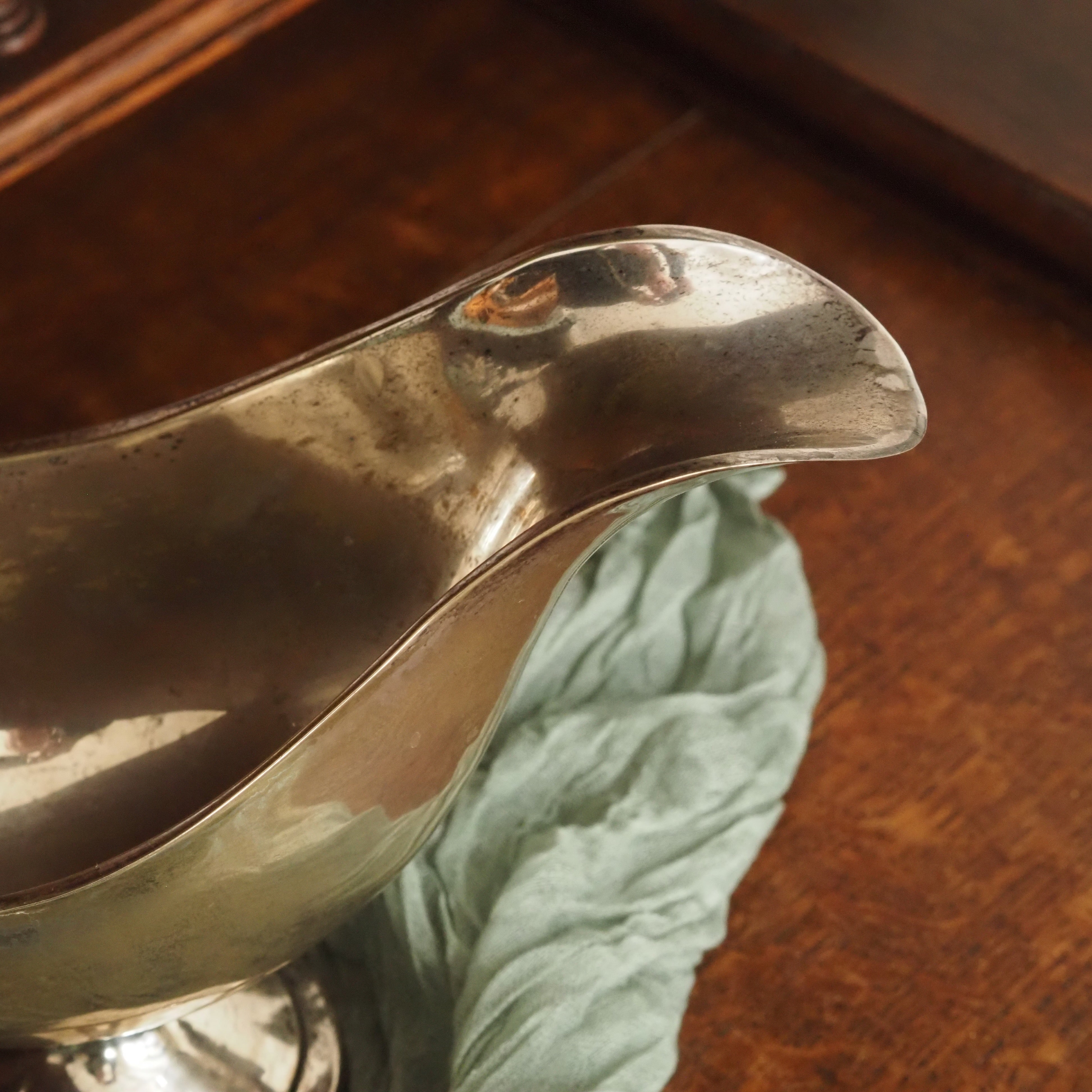 Sauciere auf Fuß · silberfarbene vintage Servierschale mit geschwungener Form