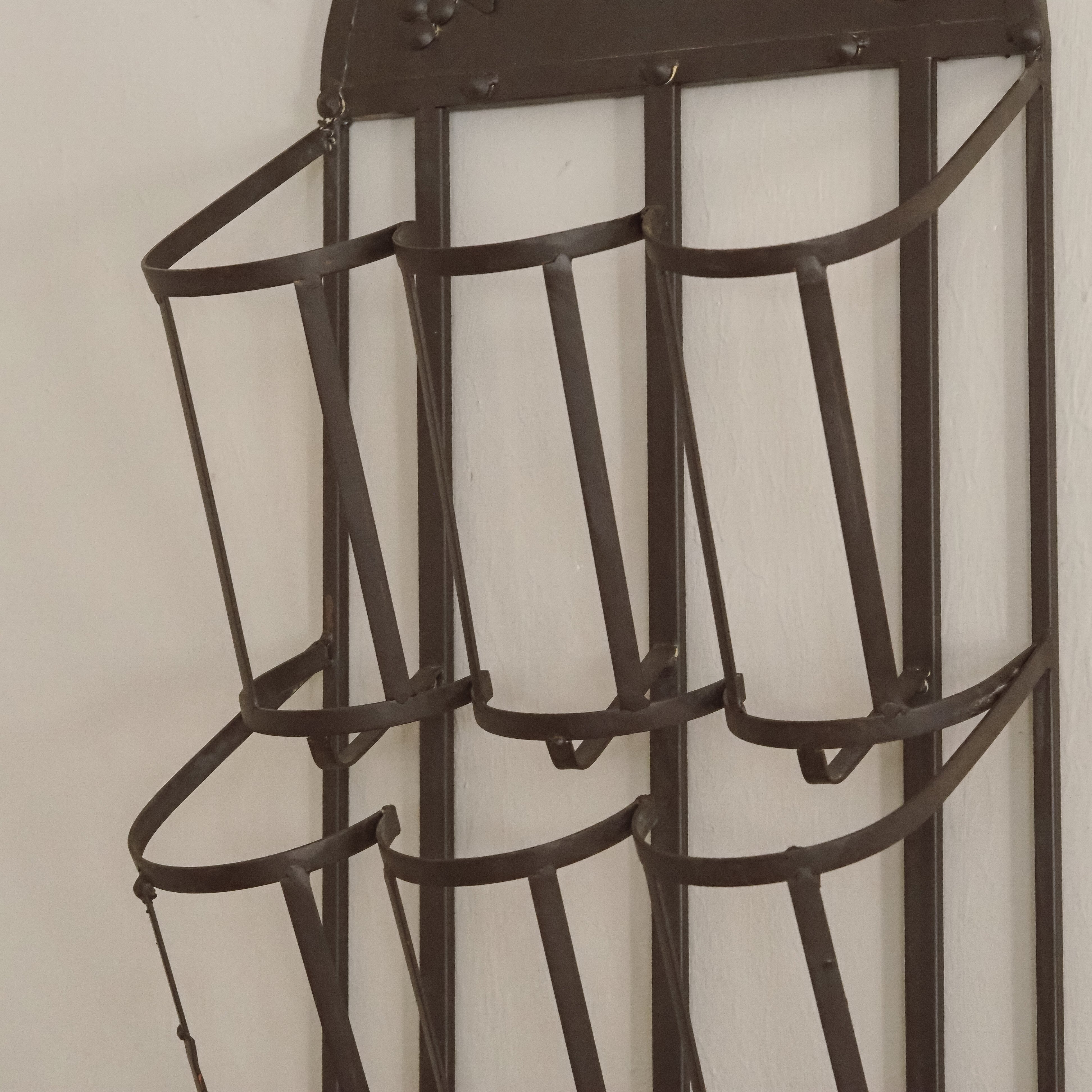 Weinregal Metall Wandmontage · Flaschenhalter mit Traubenrelief im Landhausstil