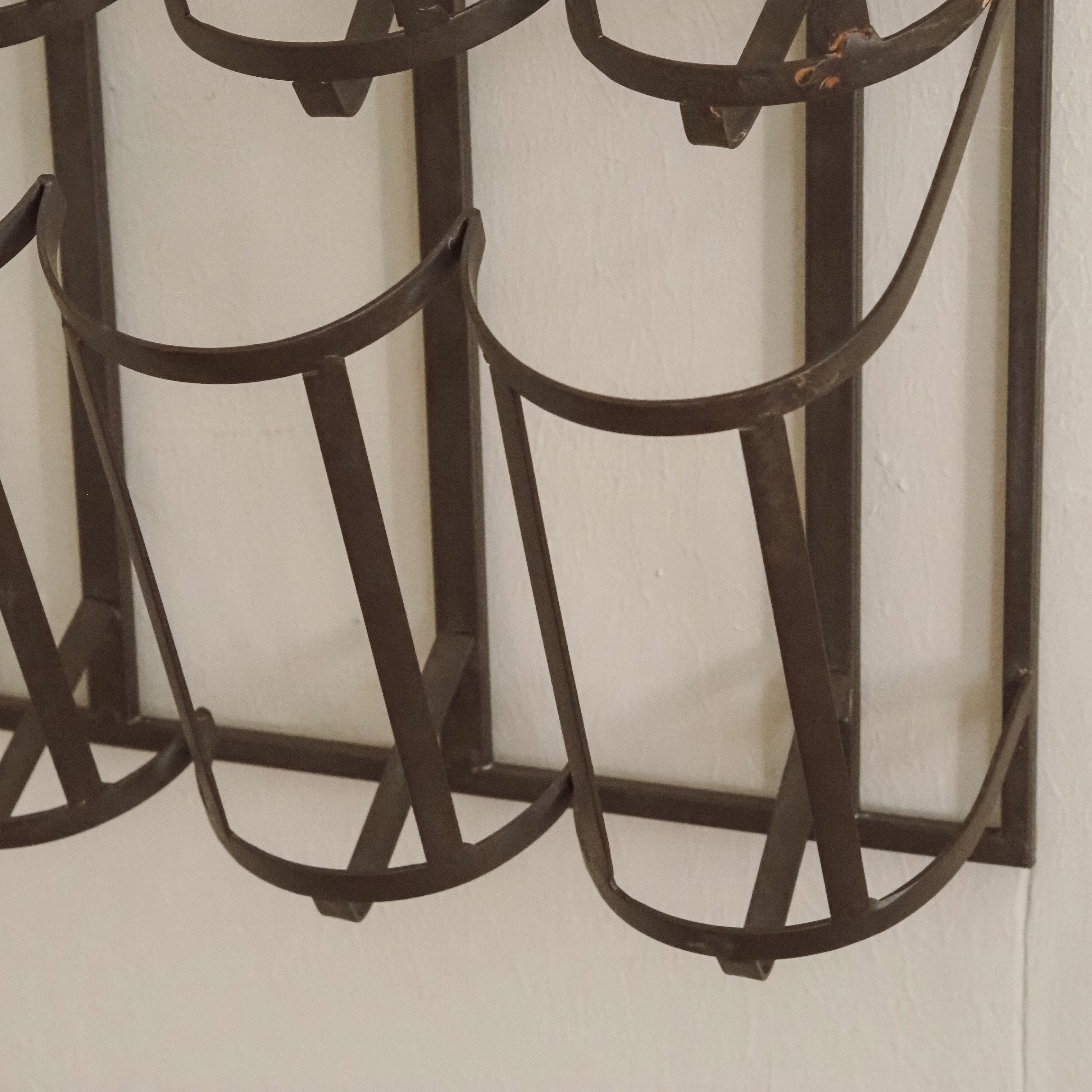Weinregal Metall Wandmontage · Flaschenhalter mit Traubenrelief im Landhausstil