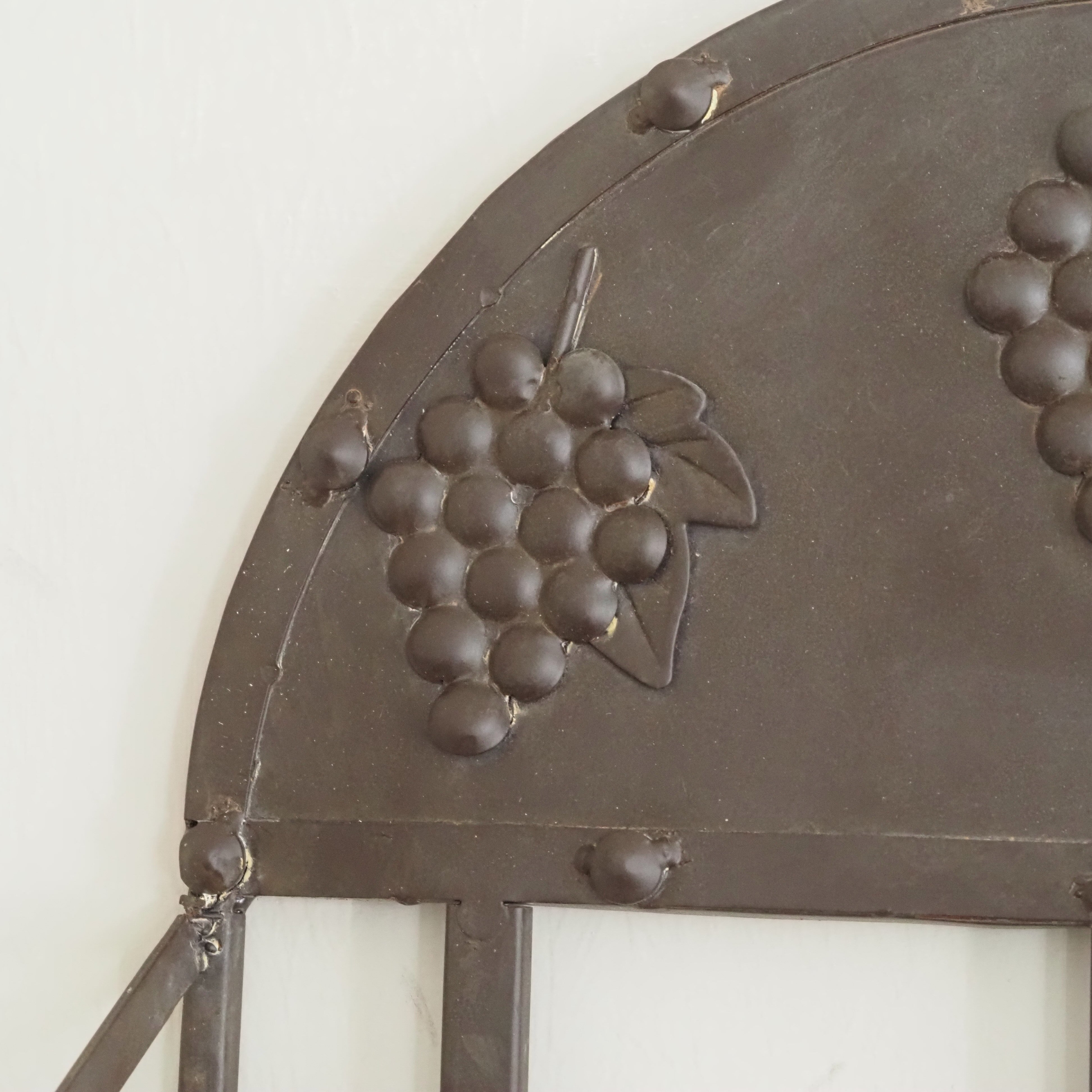 Weinregal Metall Wandmontage · Flaschenhalter mit Traubenrelief im Landhausstil