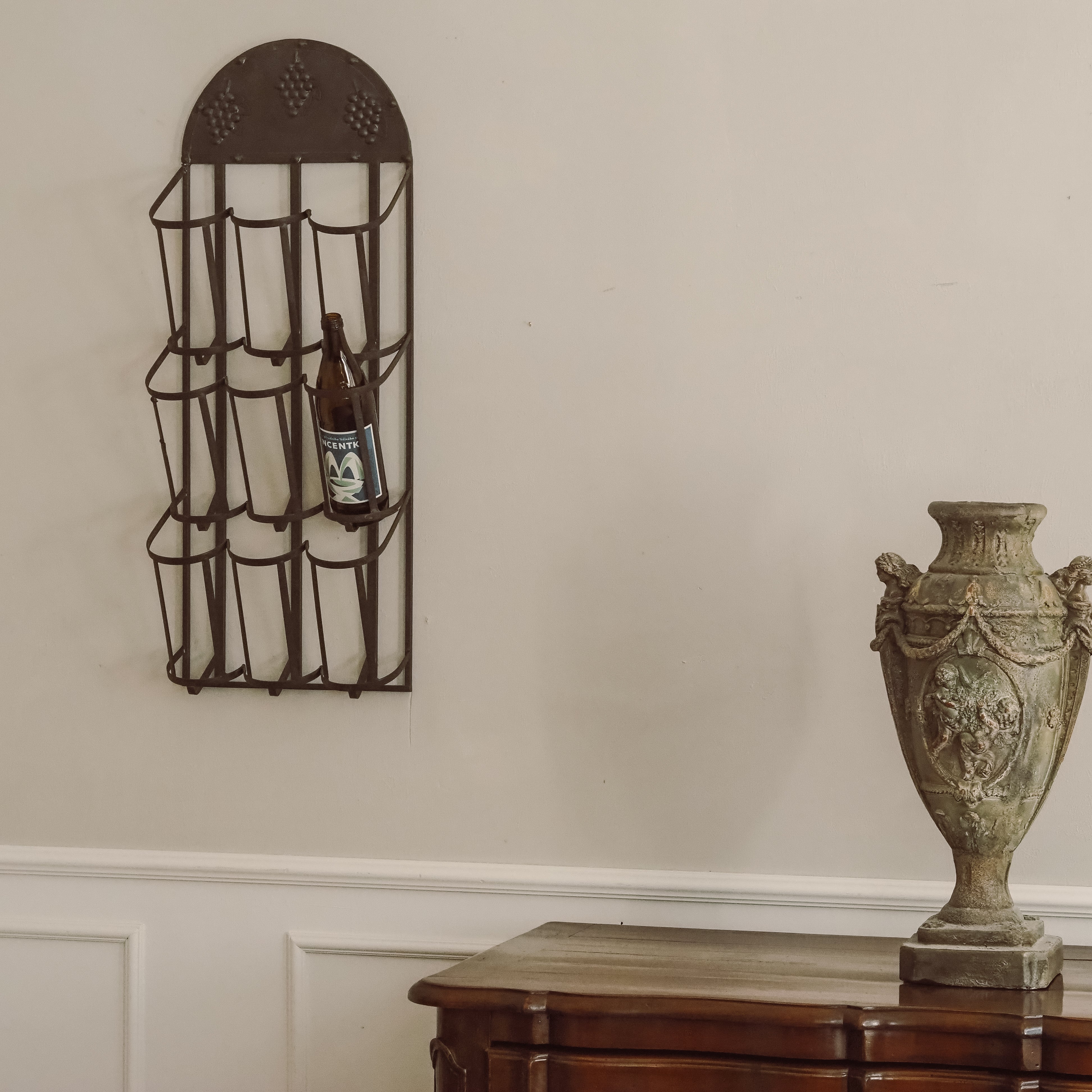 Weinregal Metall Wandmontage · Flaschenhalter mit Traubenrelief im Landhausstil