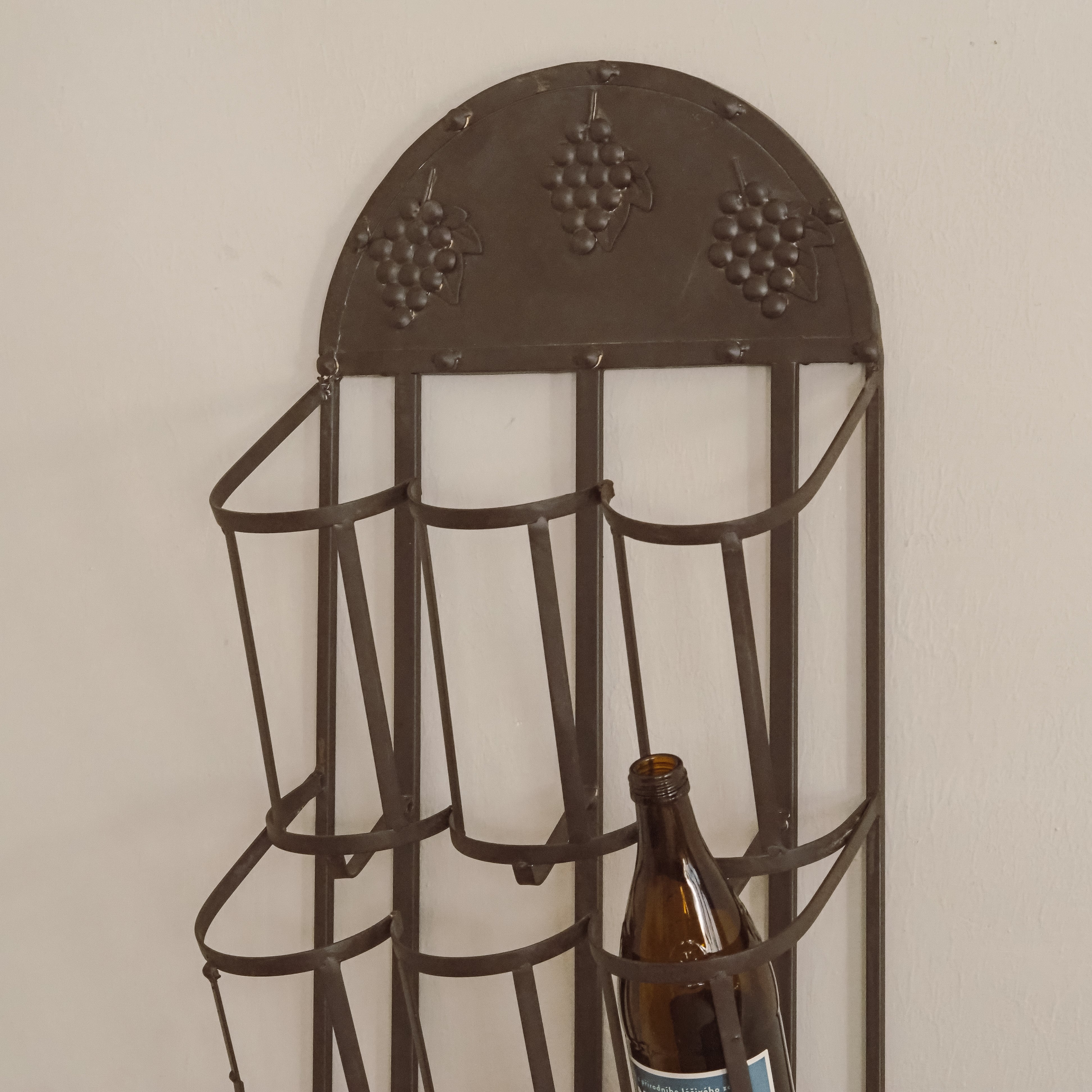 Weinregal Metall Wandmontage · Flaschenhalter mit Traubenrelief im Landhausstil