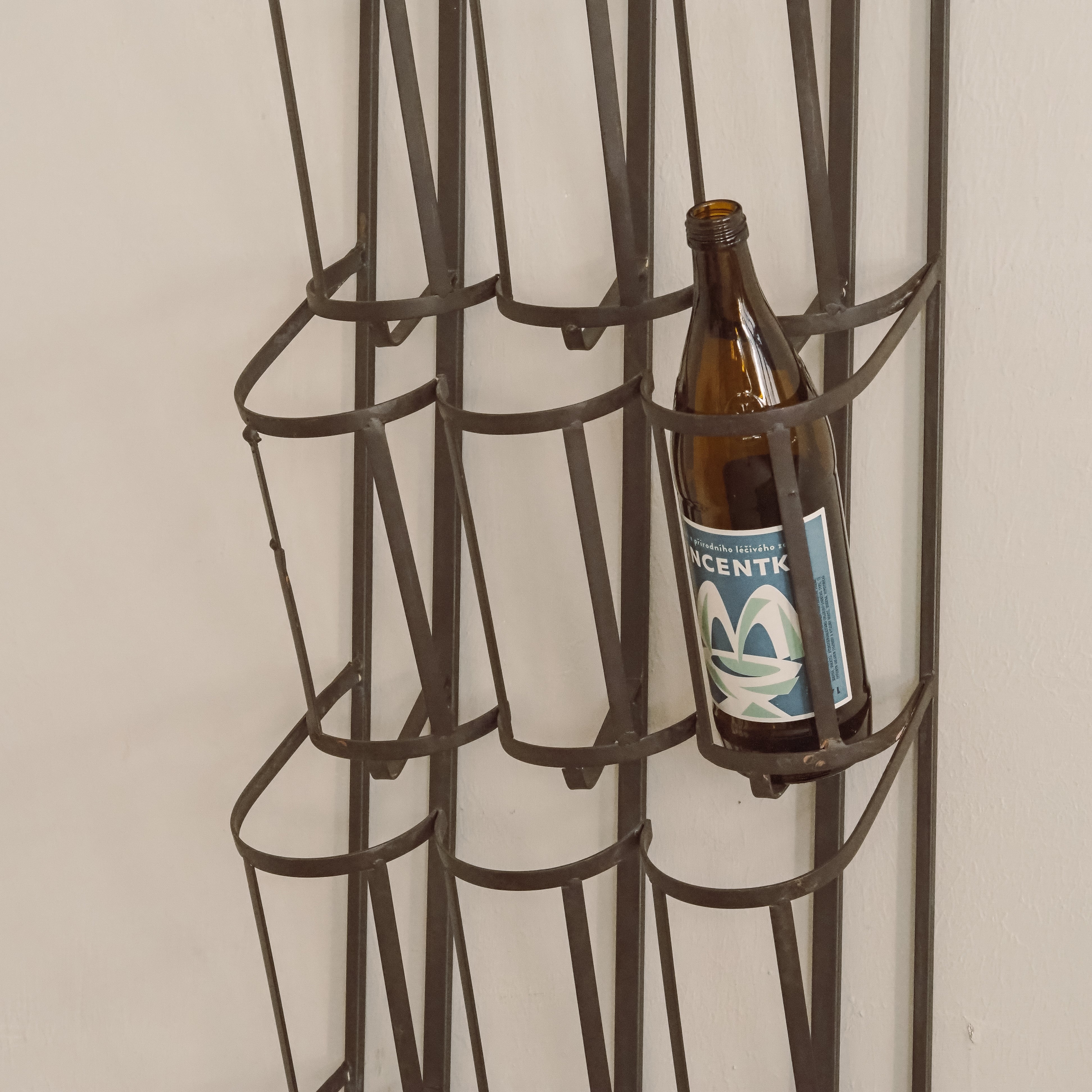 Weinregal Metall Wandmontage · Flaschenhalter mit Traubenrelief im Landhausstil