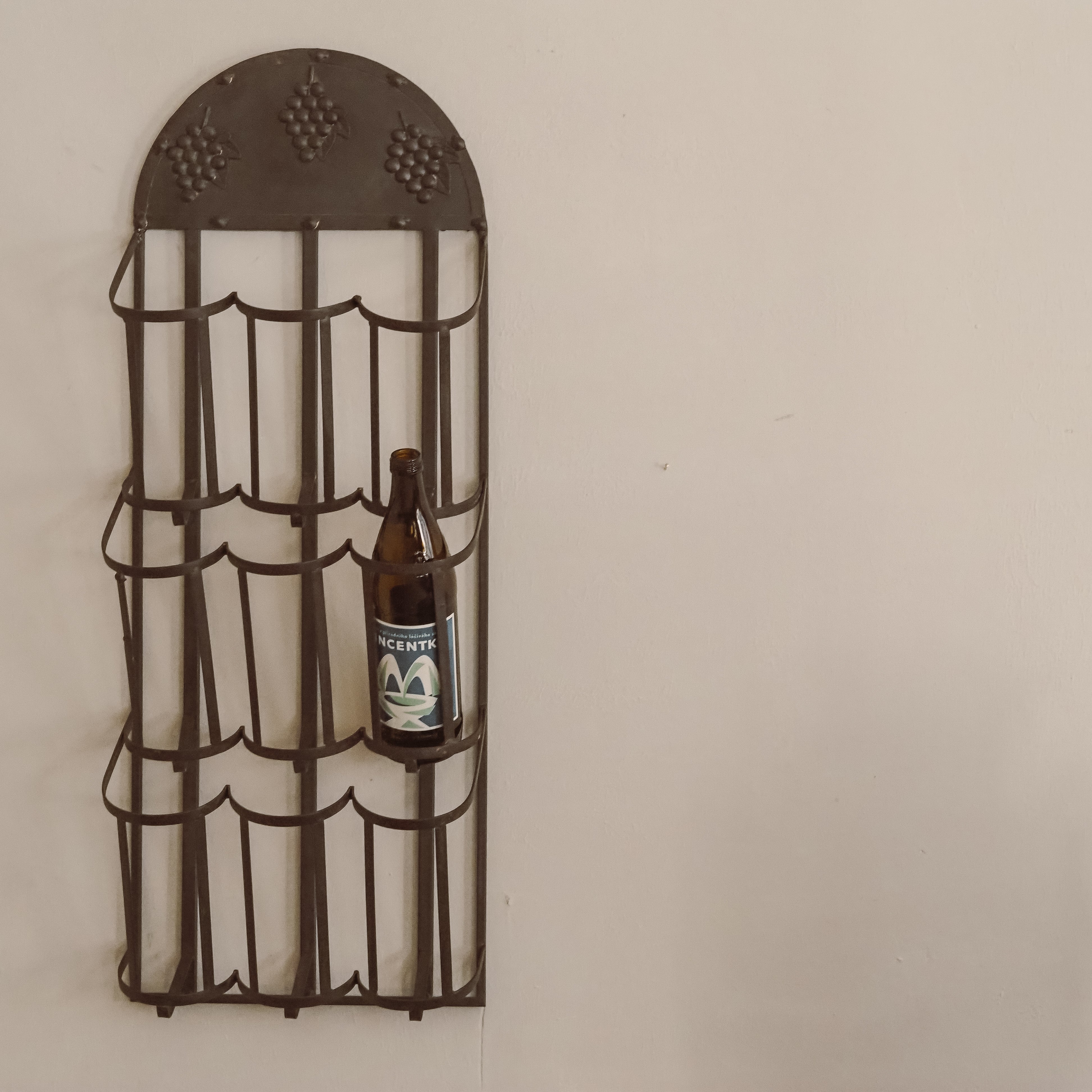 Weinregal Metall Wandmontage · Flaschenhalter mit Traubenrelief im Landhausstil