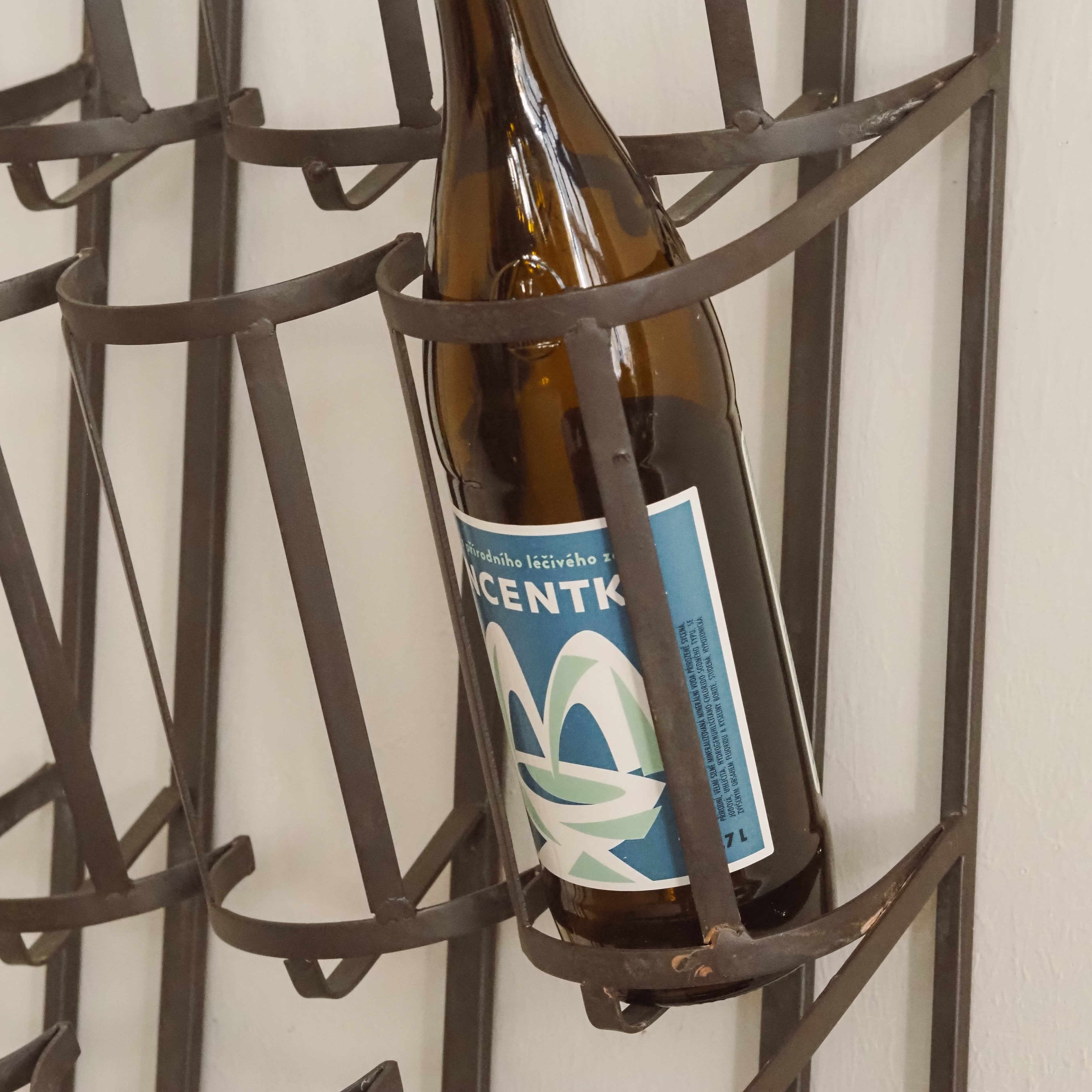Weinregal Metall Wandmontage · Flaschenhalter mit Traubenrelief im Landhausstil