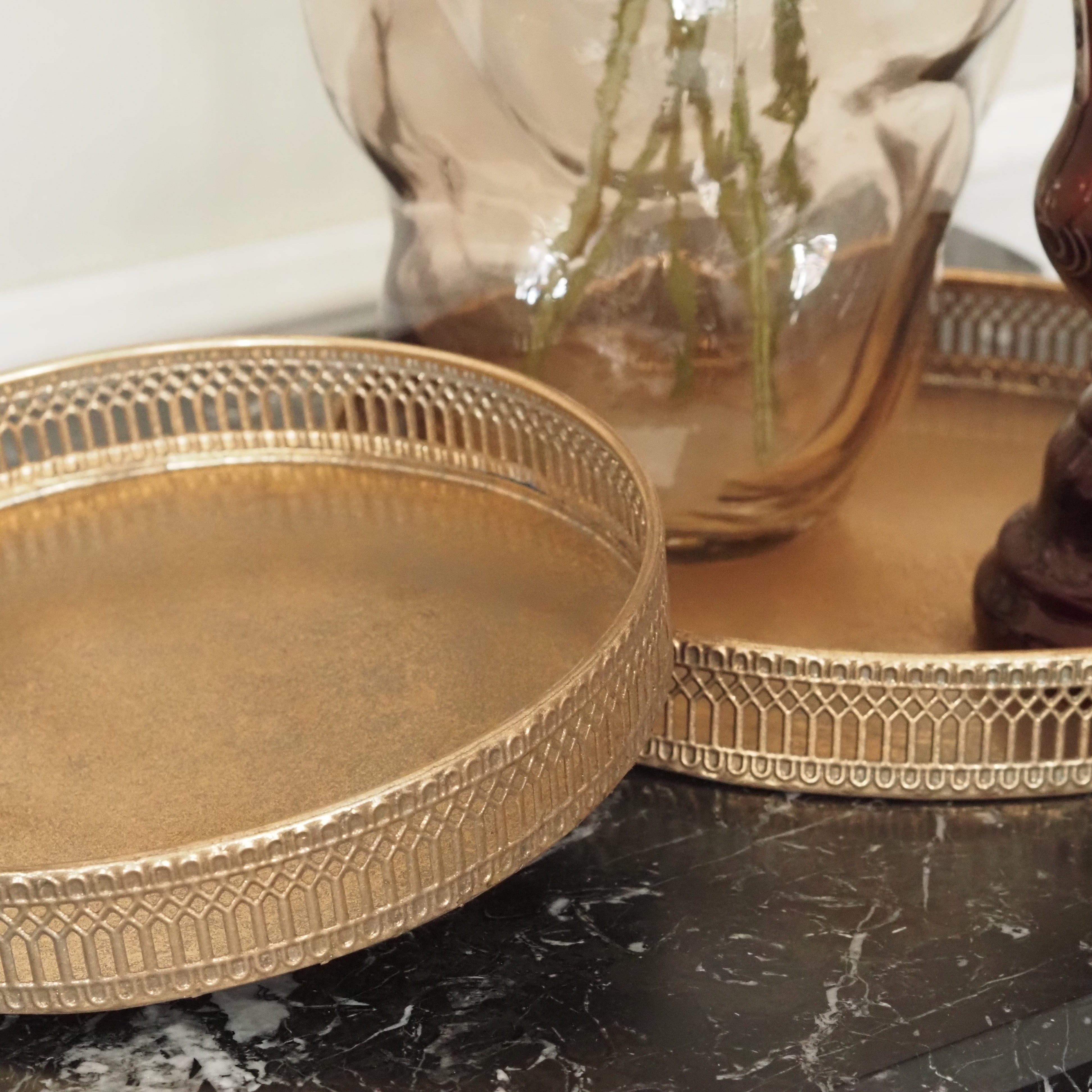 Tablett Gold Rund · Metalltablett mit Galerierand im Vintage-Stil [L / M]