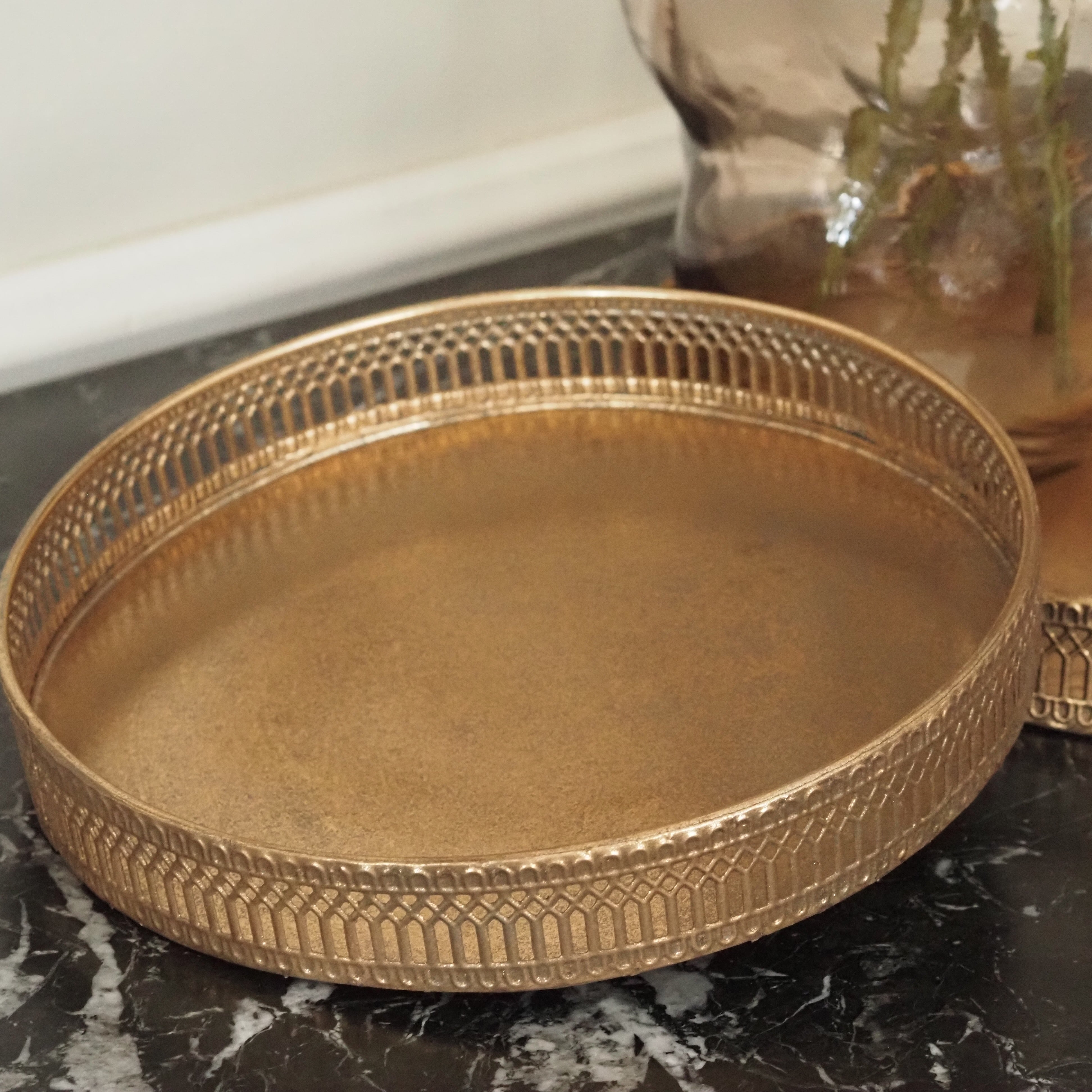 Tablett Gold Rund · Metalltablett mit Galerierand im Vintage-Stil [L / M]