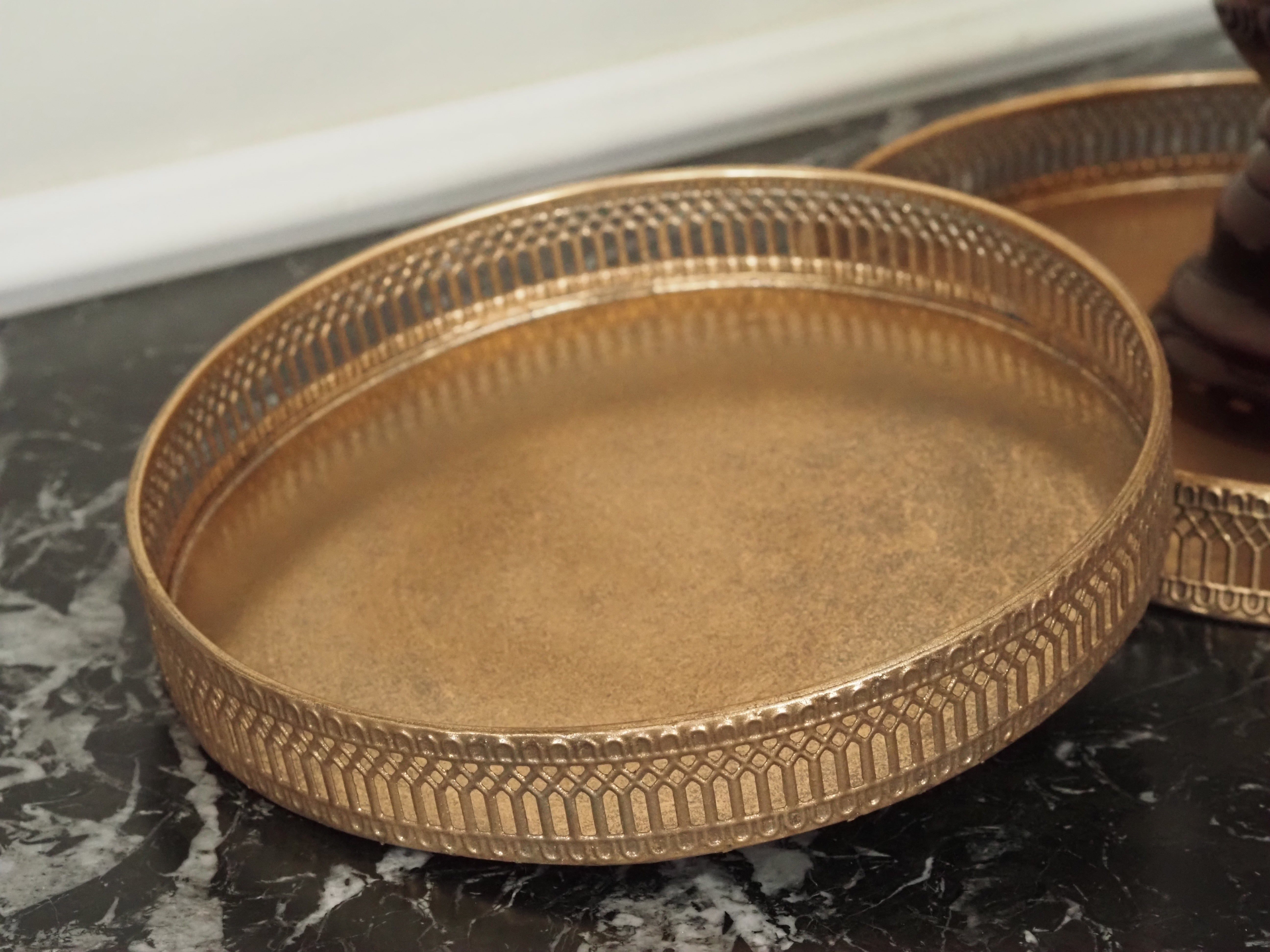 Tablett Gold Rund · Metalltablett mit Galerierand im Vintage-Stil [L / M]