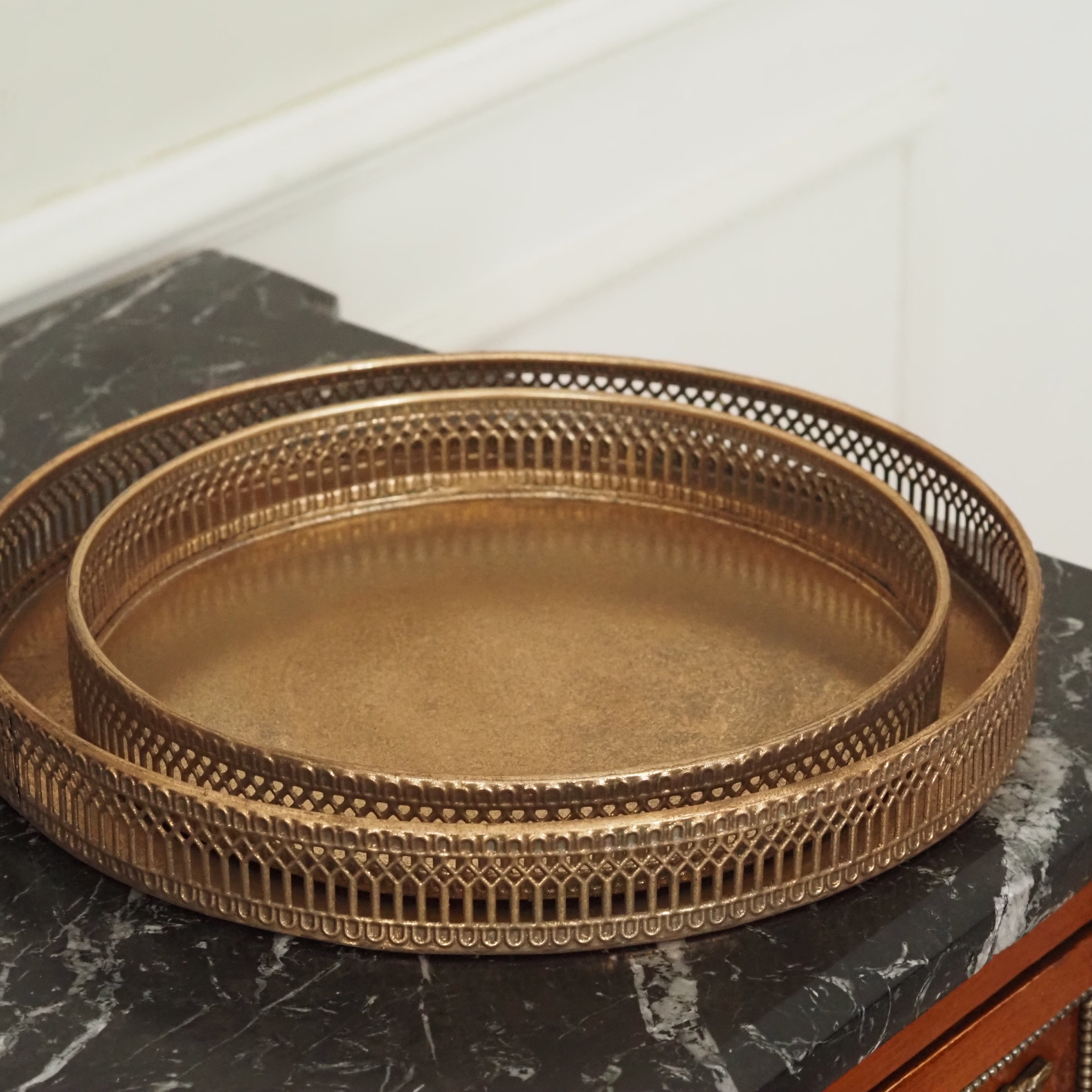 Tablett Gold Rund · Metalltablett mit Galerierand im Vintage-Stil [L / M]