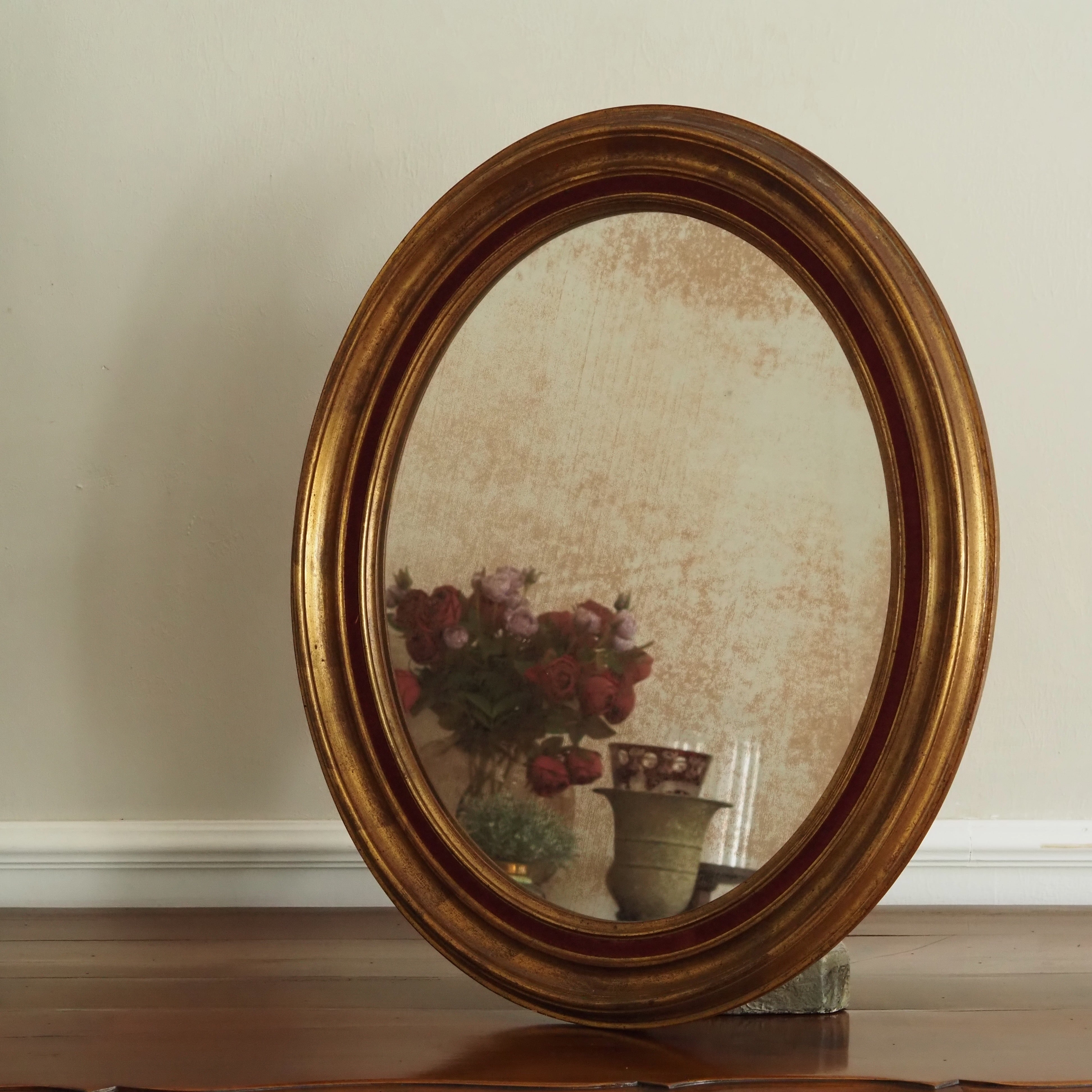 Wandspiegel Oval Gold · Vergoldeter Holzrahmen mit rotem Samtband und antikisiertem Glas