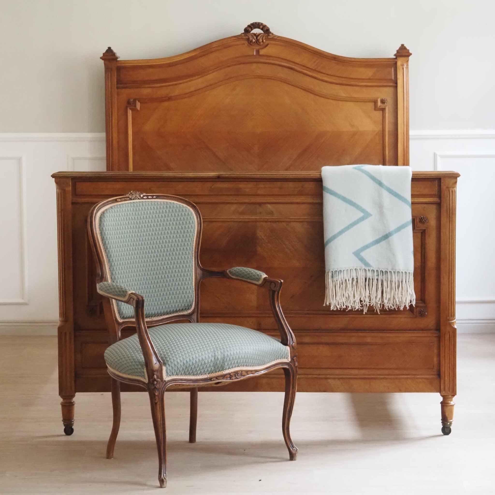 Antikes französisches Bett im Louis-Philippe Stil um 1890, auf Rollen