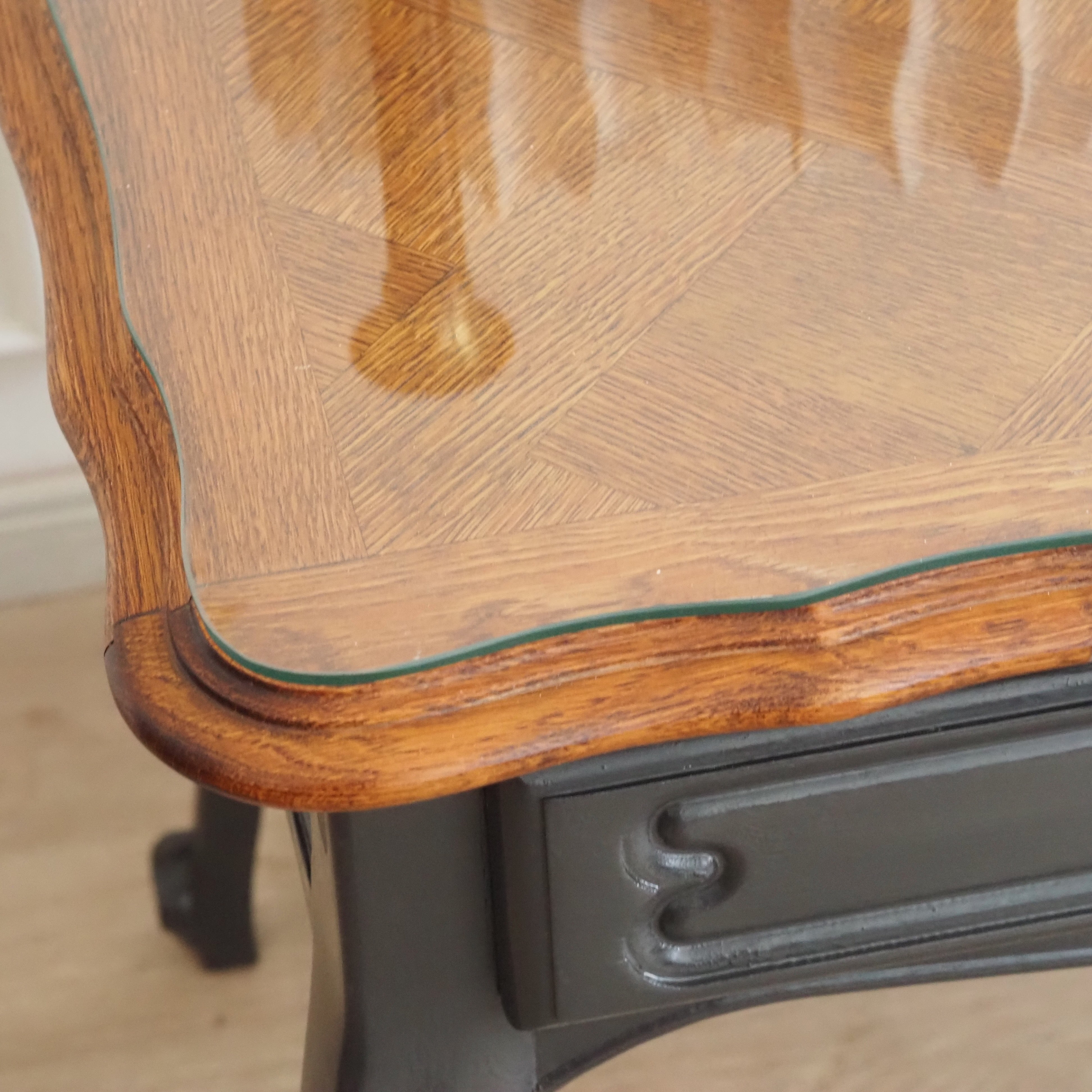 Schreibtisch Louis XV Stil um 1950 – Eiche mit schwarz lackiertem Gestell und Glasplatte