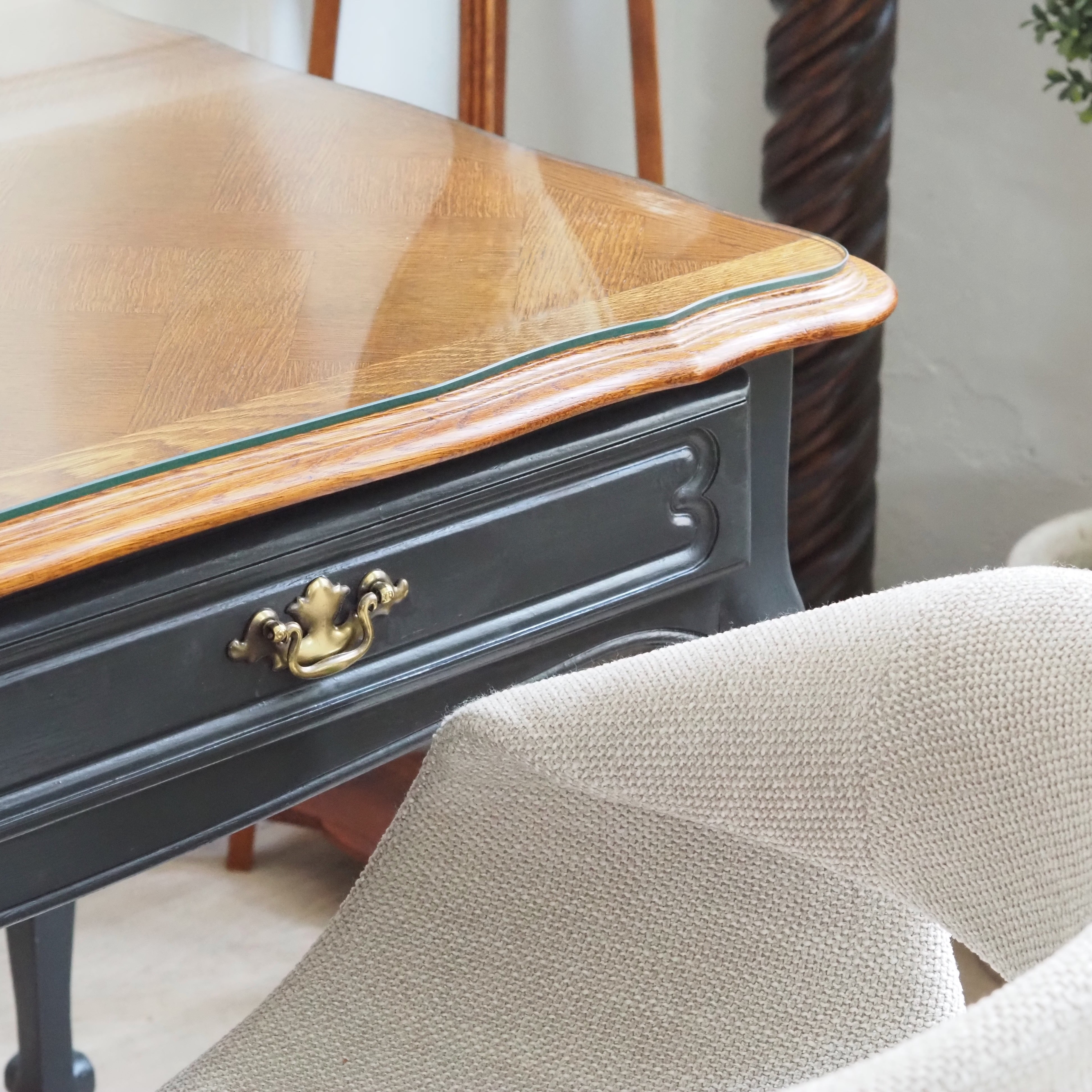 Schreibtisch Louis XV Stil um 1950 – Eiche mit schwarz lackiertem Gestell und Glasplatte