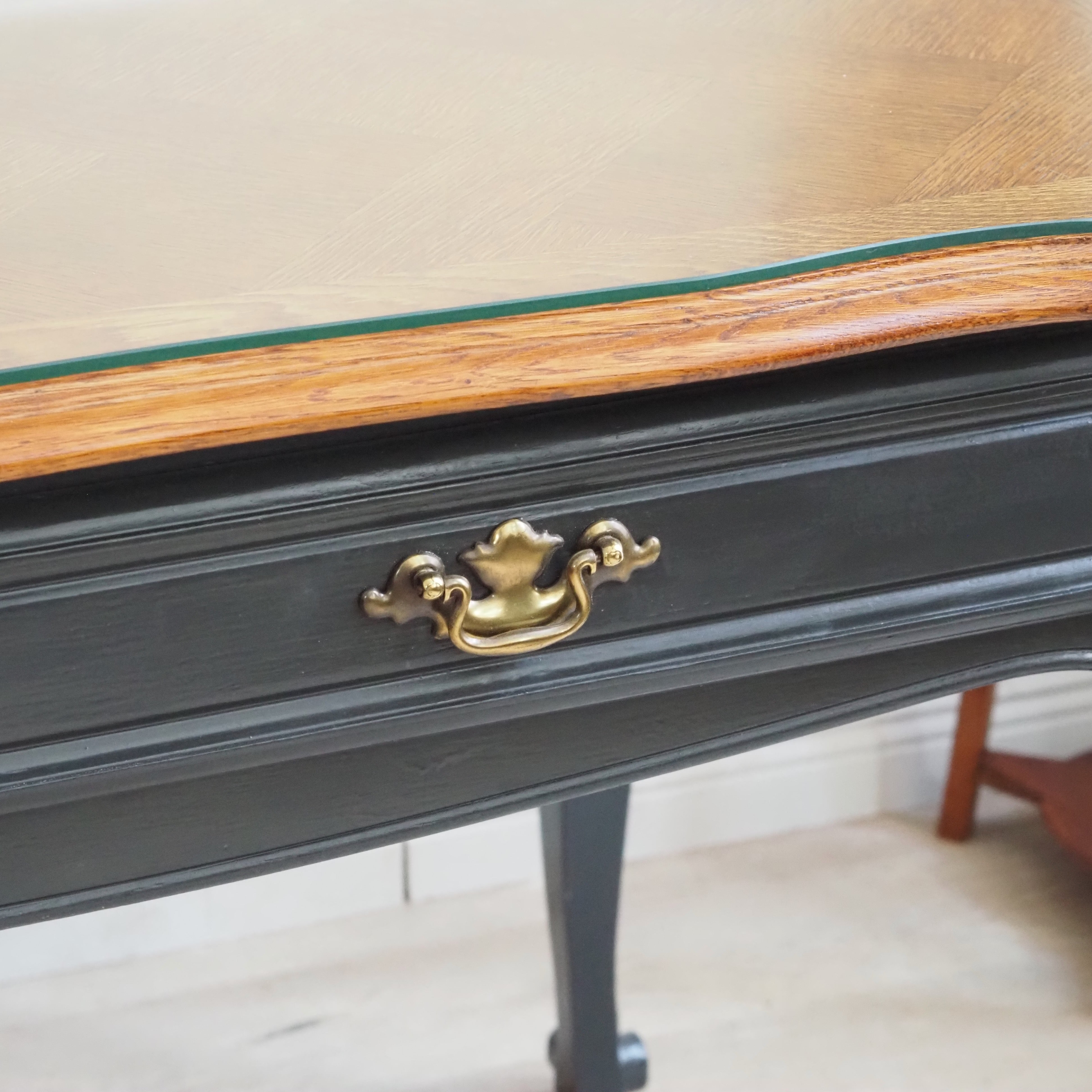Schreibtisch Louis XV Stil um 1950 – Eiche mit schwarz lackiertem Gestell und Glasplatte