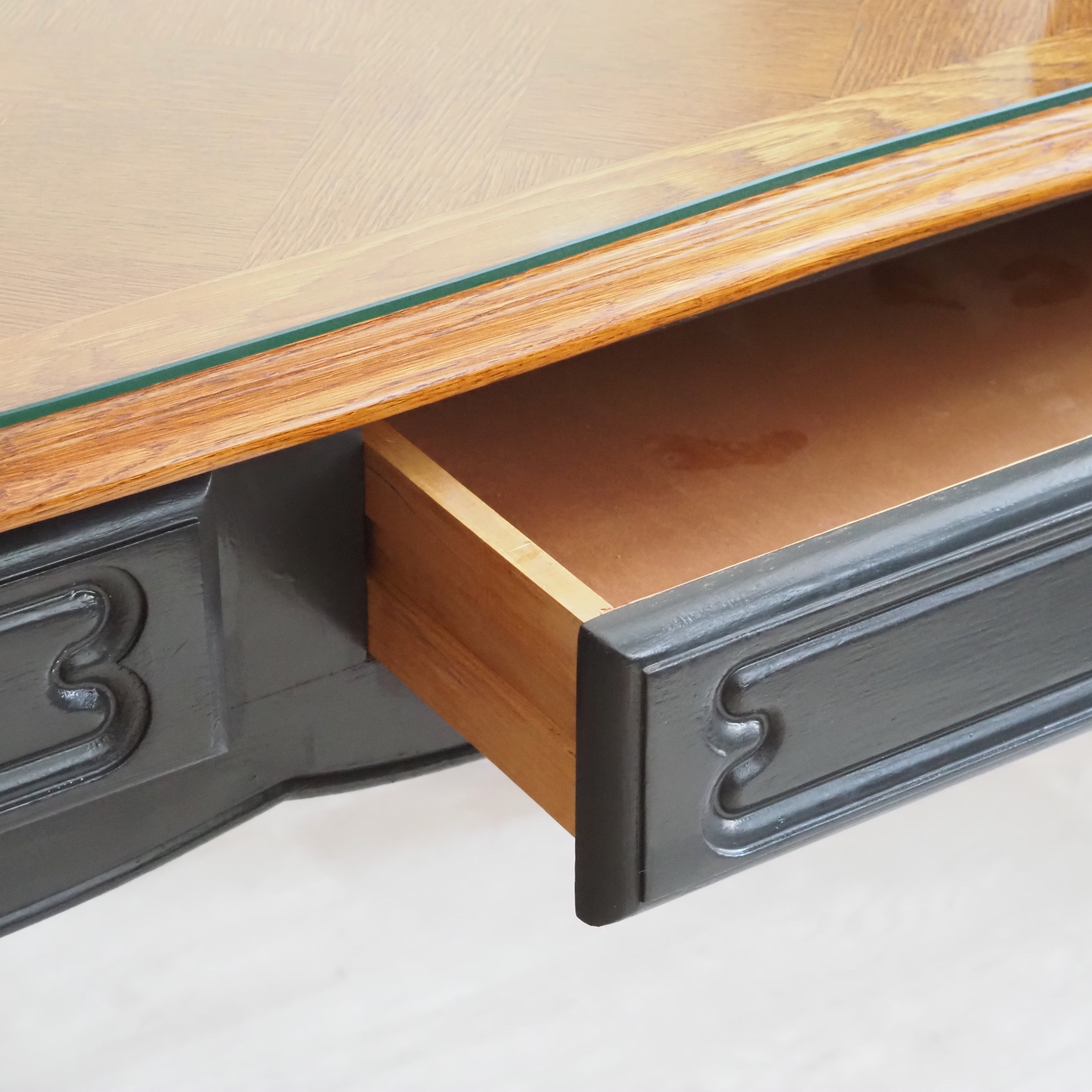 Schreibtisch Louis XV Stil um 1950 – Eiche mit schwarz lackiertem Gestell und Glasplatte