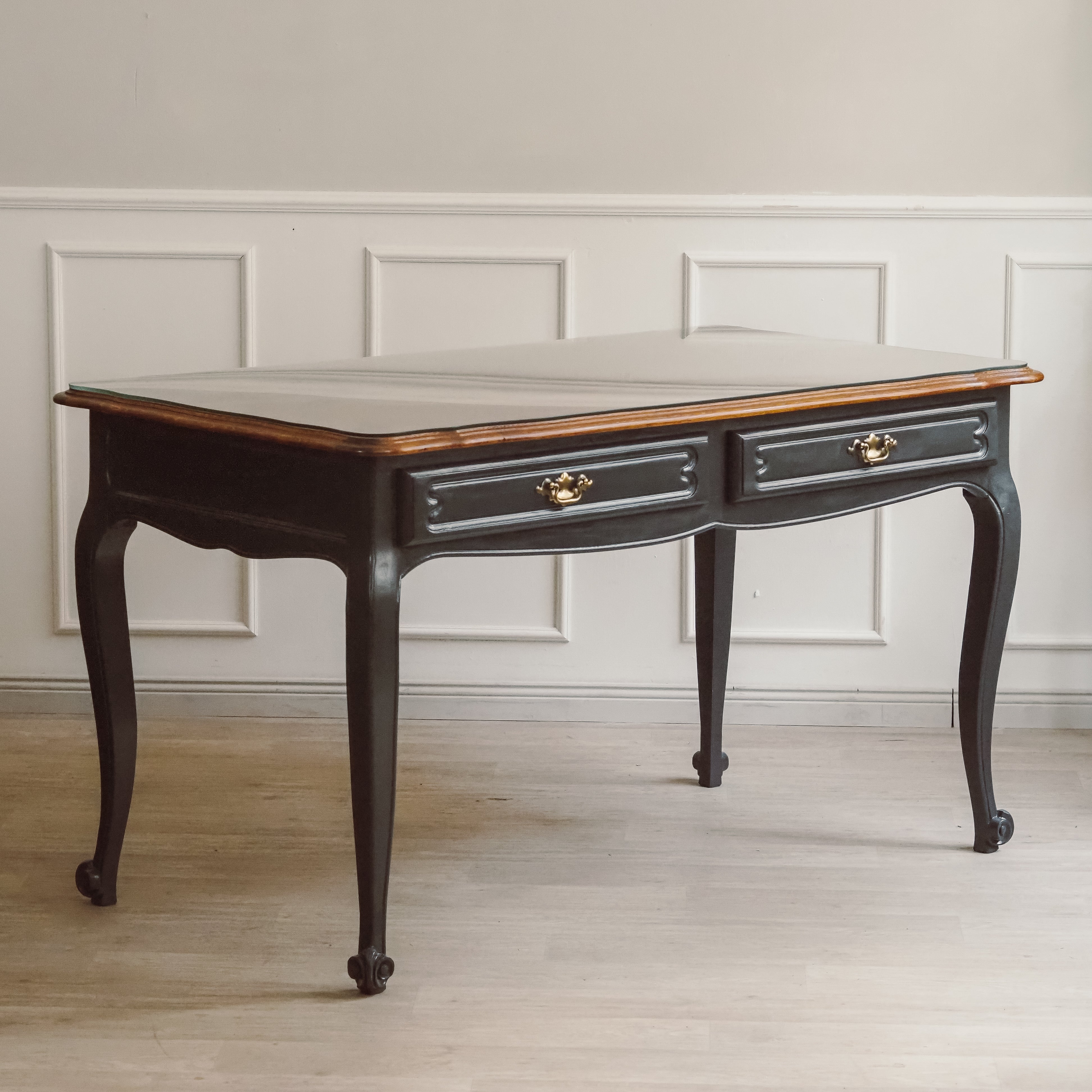 Schreibtisch Louis XV Stil um 1950 – Eiche mit schwarz lackiertem Gestell und Glasplatte