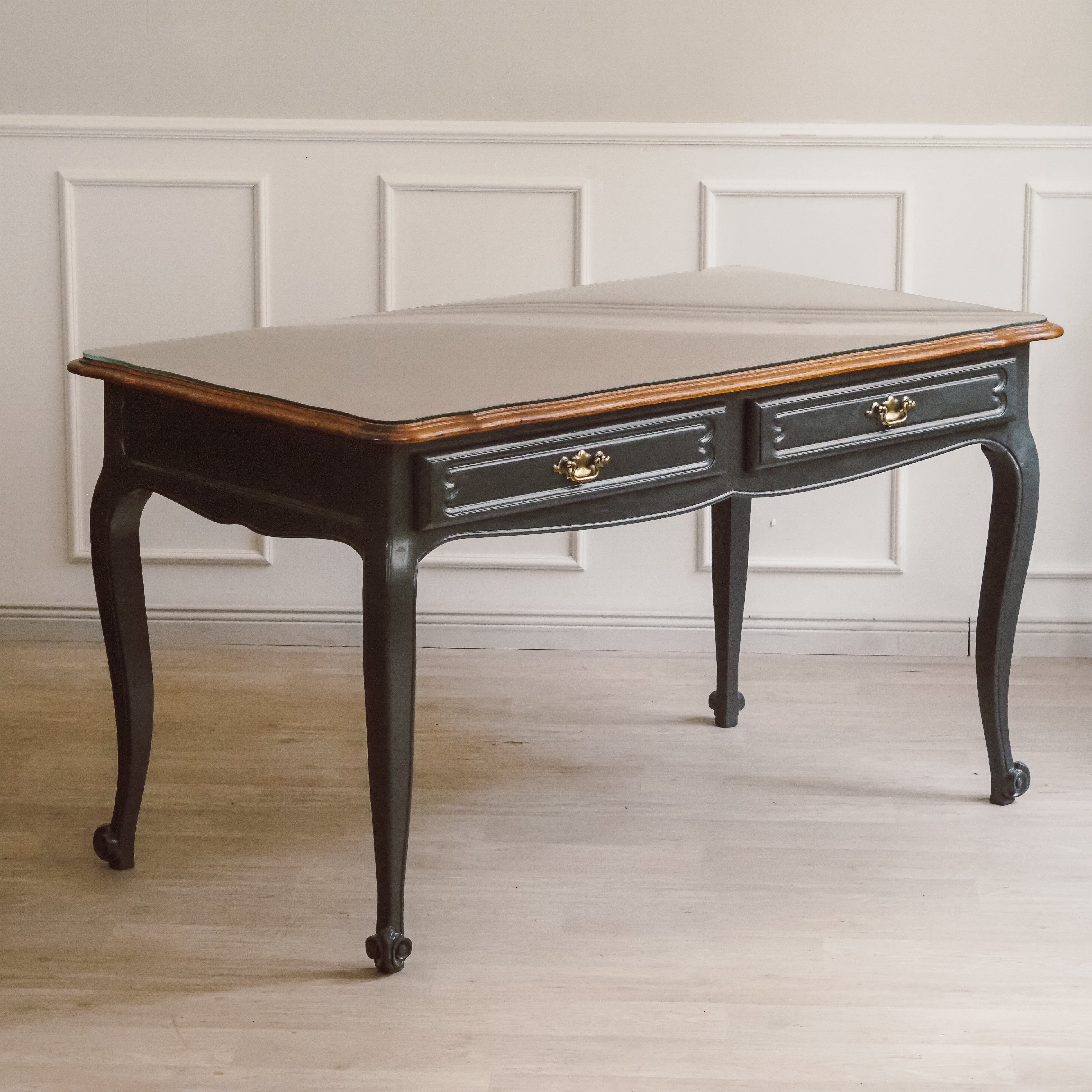 Schreibtisch Louis XV Stil um 1950 – Eiche mit schwarz lackiertem Gestell und Glasplatte