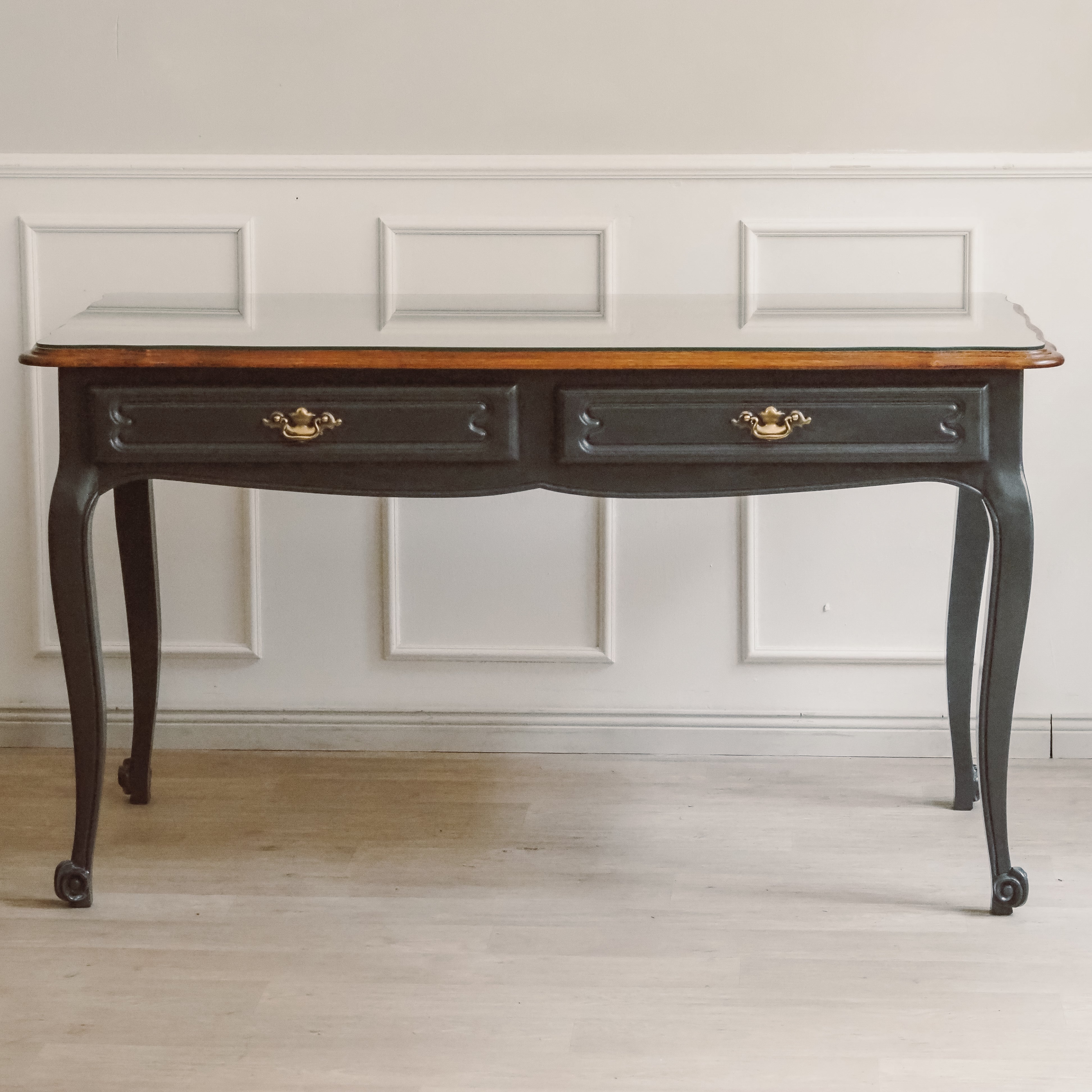 Schreibtisch Louis XV Stil um 1950 – Eiche mit schwarz lackiertem Gestell und Glasplatte