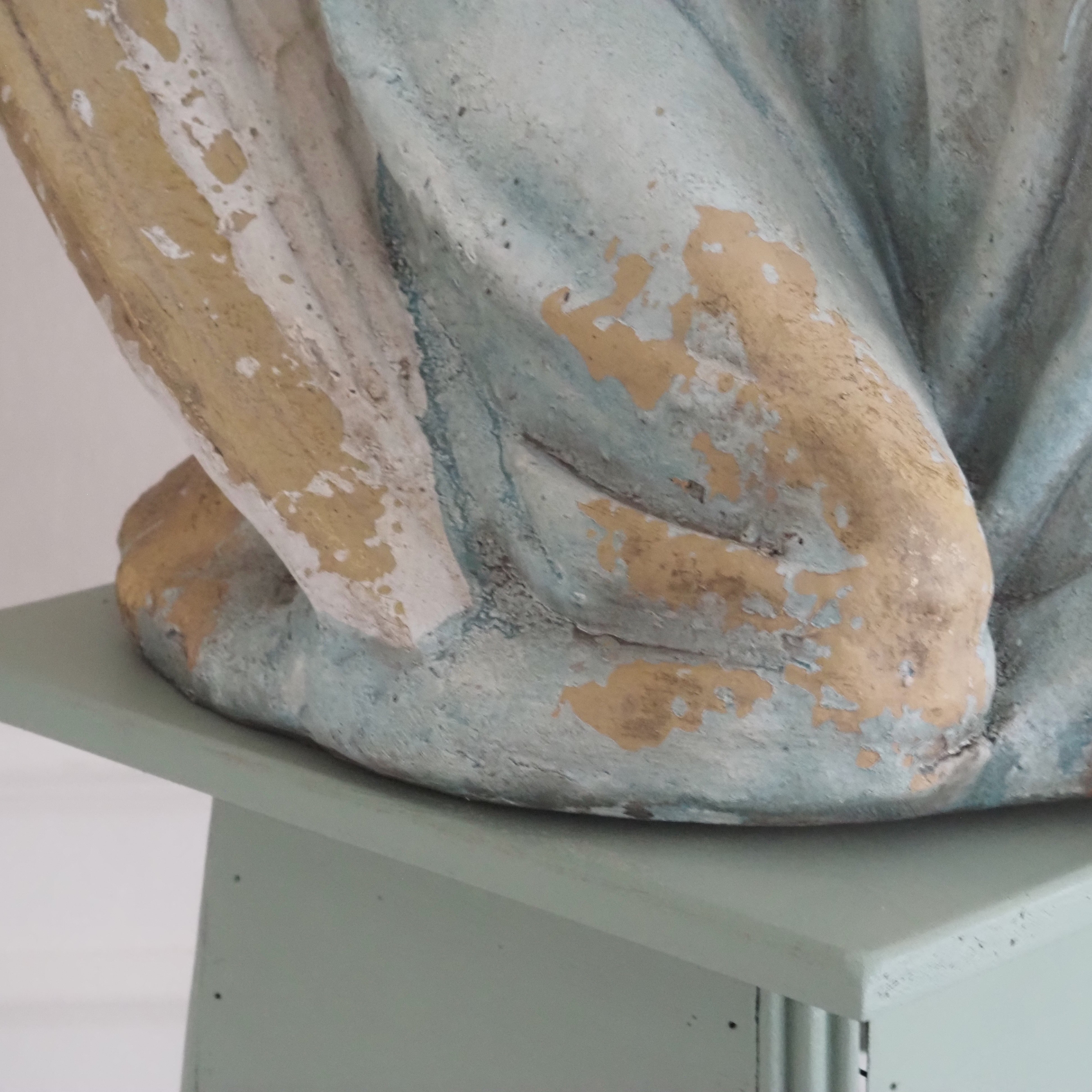 Engelsskulptur · historisierende Replik in Gebetshaltung, Statue Engel