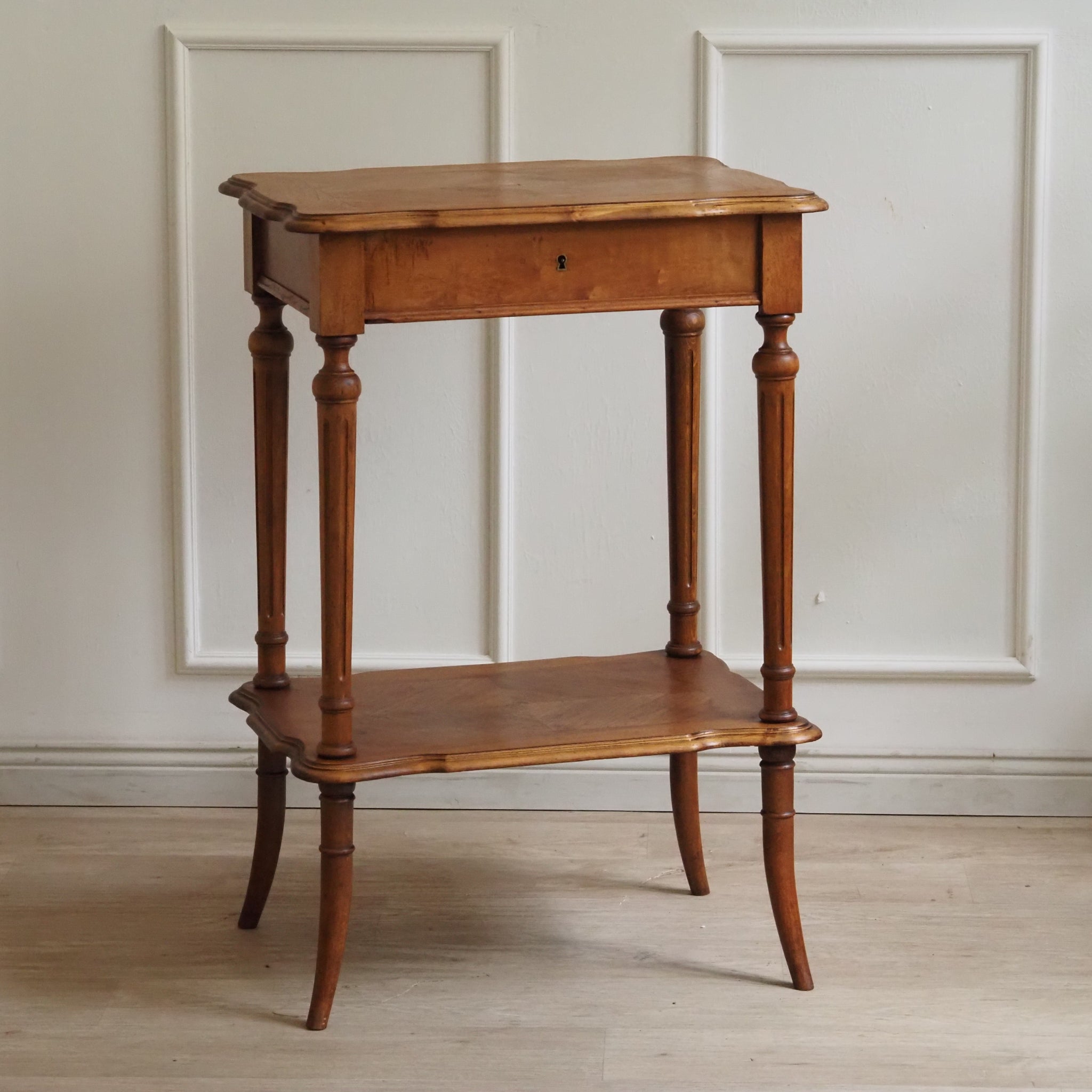 Antiker Frisiertisch mit Facettenspiegel - Aufklappbarer kleiner Schminktisch