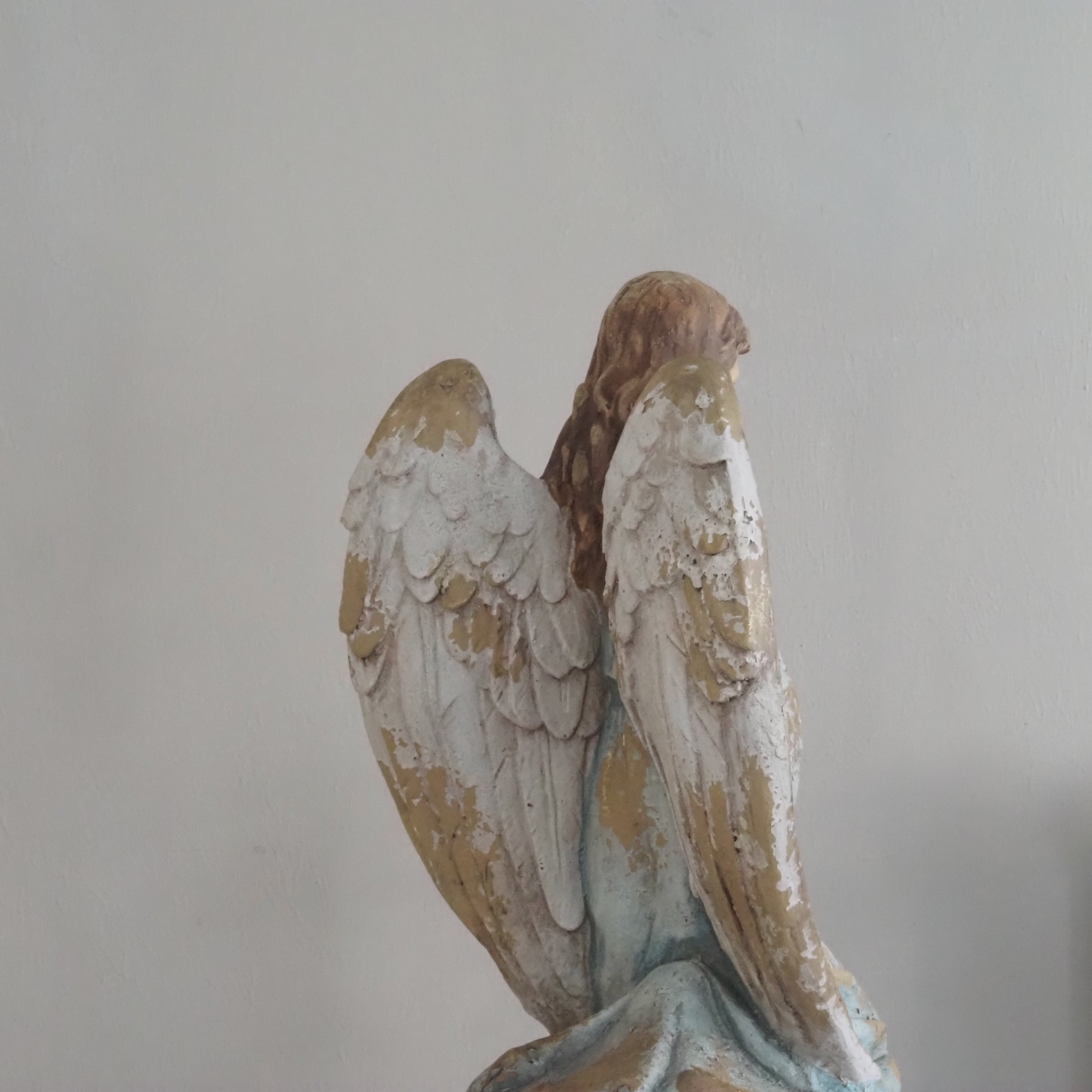 Engelsskulptur · historisierende Replik in Gebetshaltung, Statue Engel