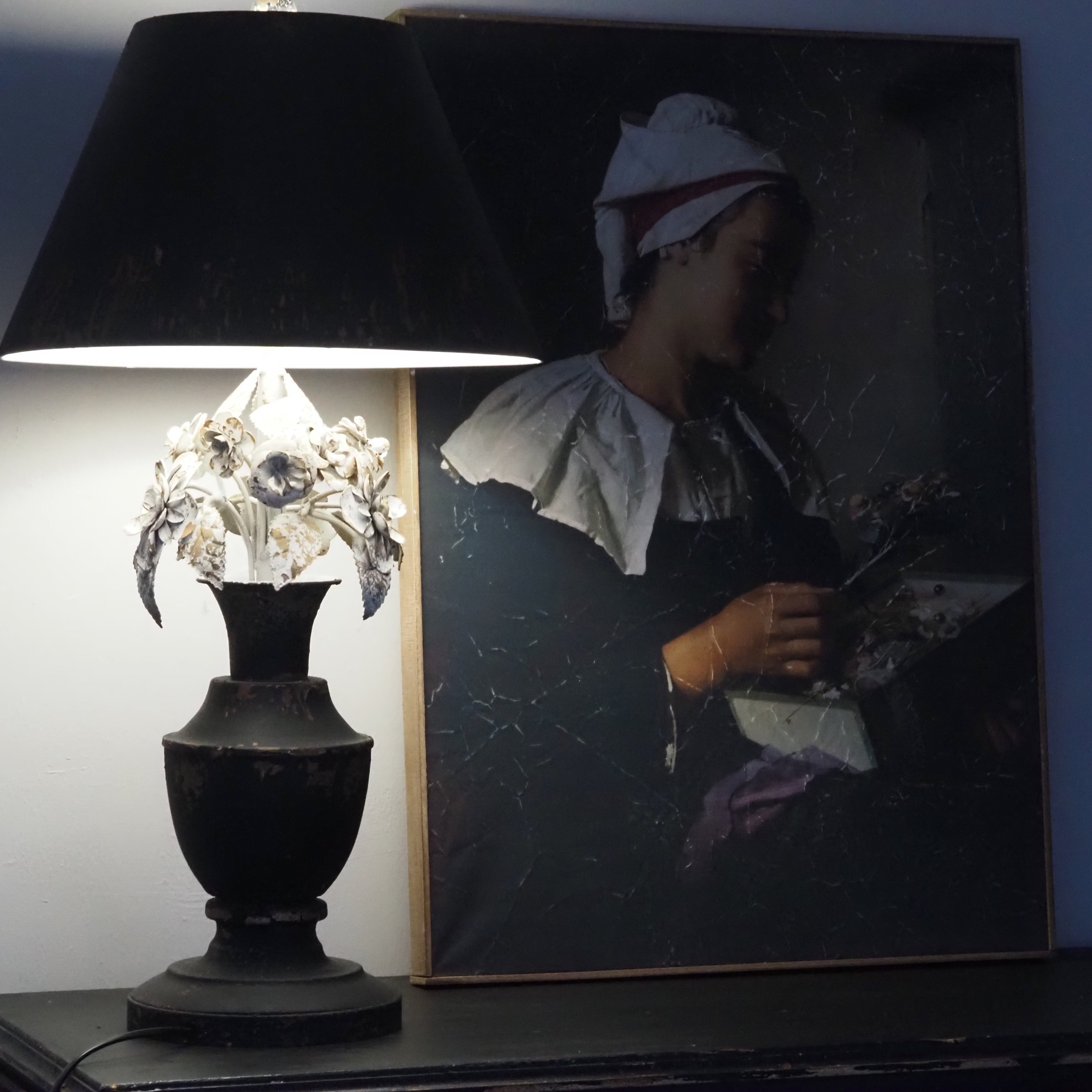 Tischlampe mit floralem Metallrelief · historisierender Stil