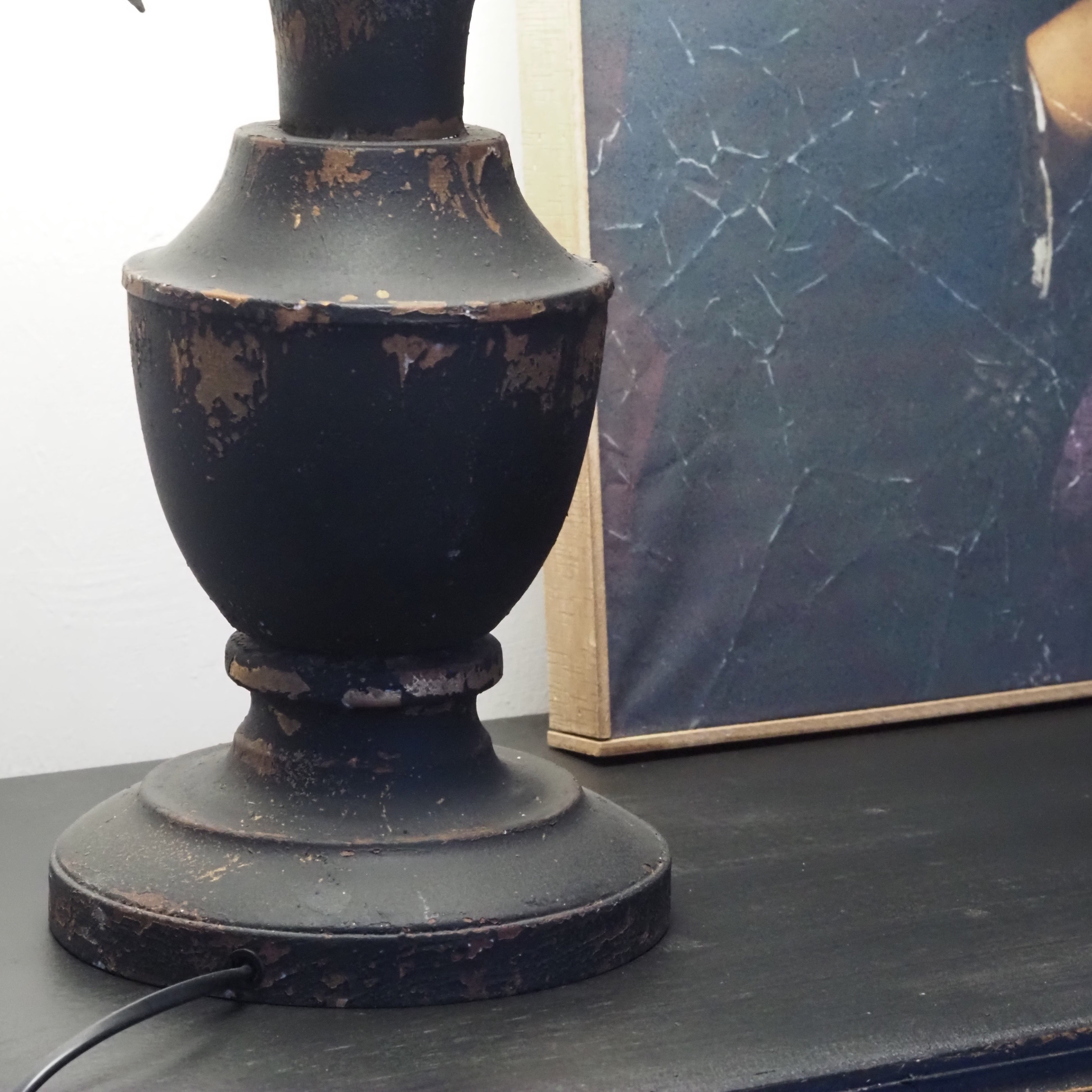 Tischlampe mit floralem Metallrelief · historisierender Stil