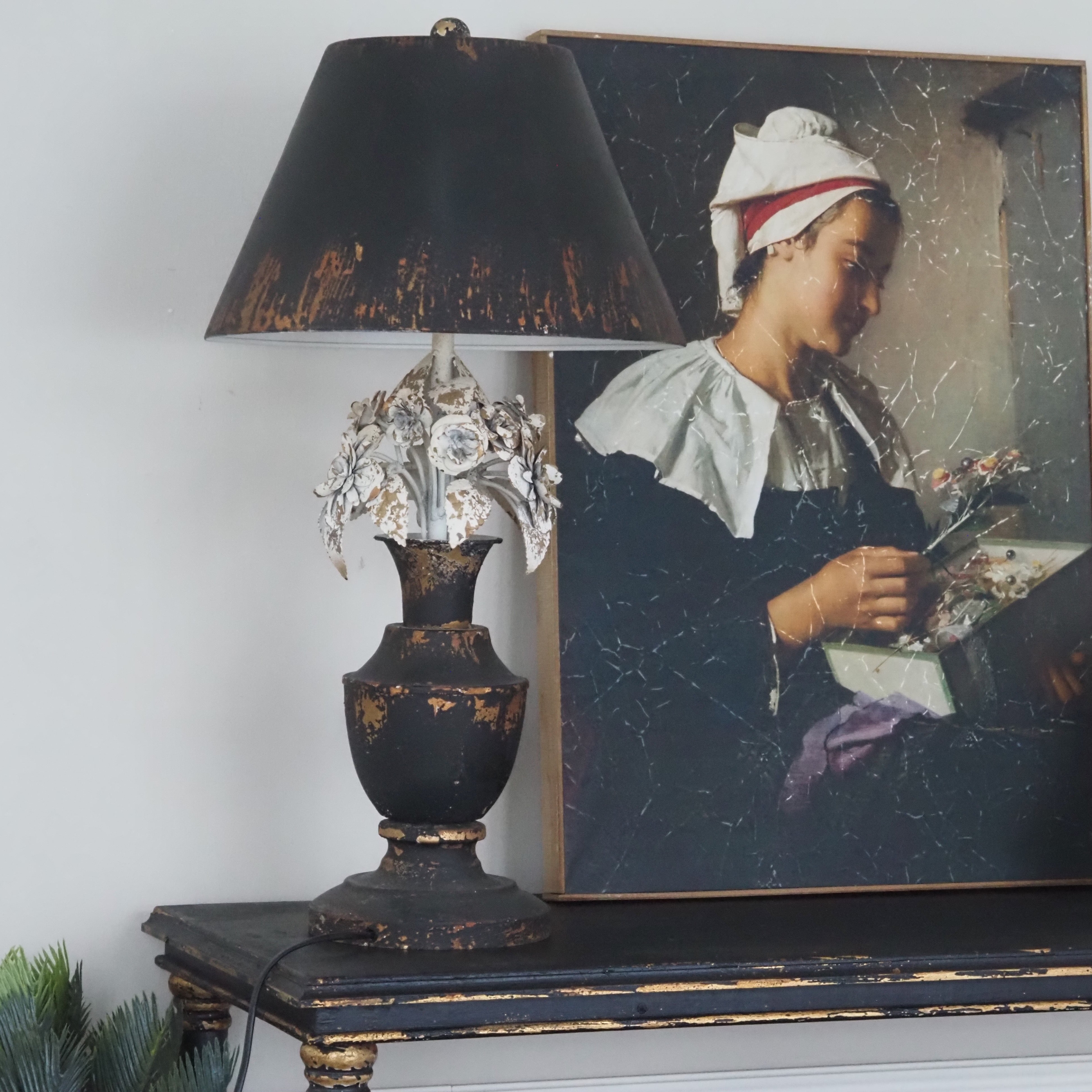 Tischlampe mit floralem Metallrelief · historisierender Stil