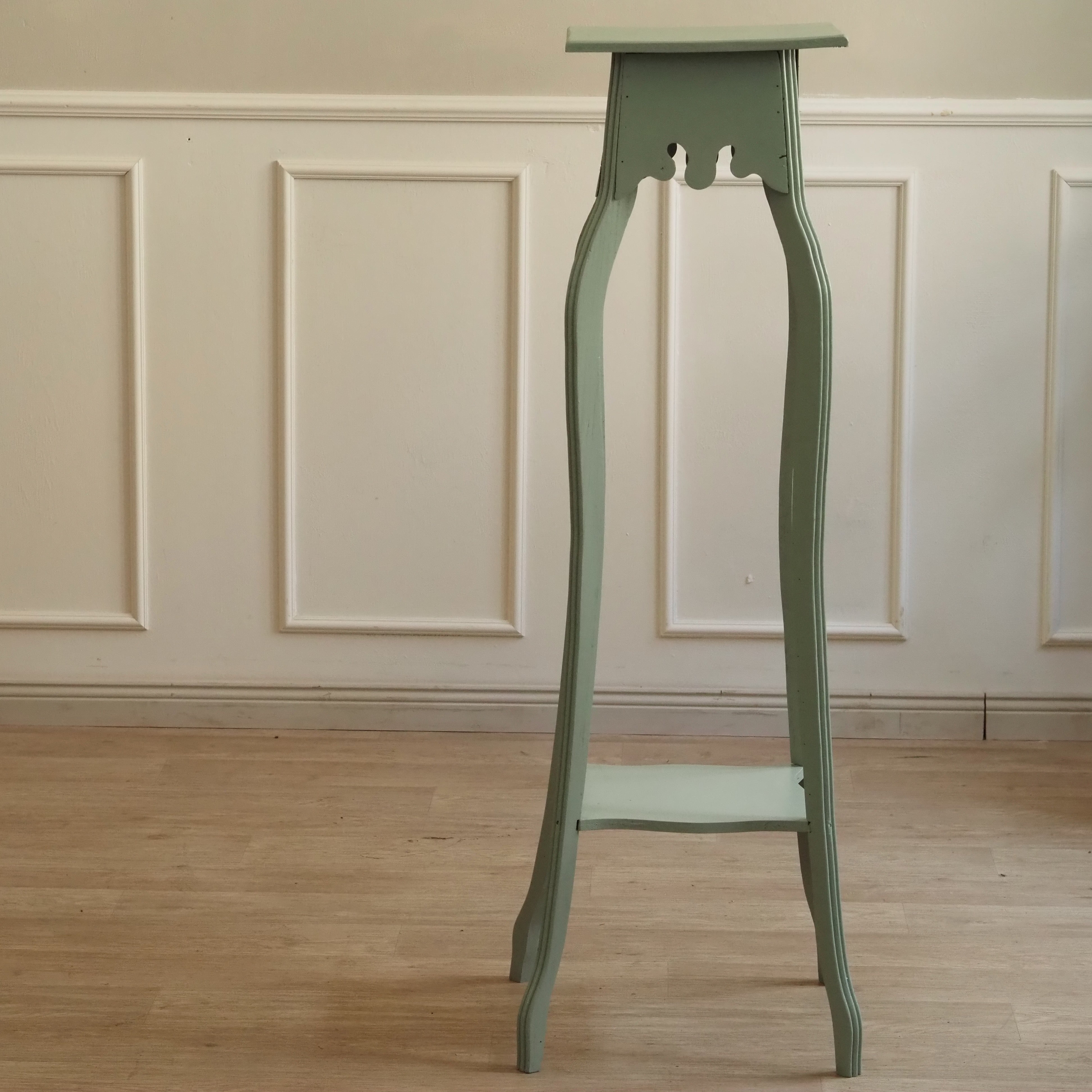 Blumenständer Mintgrün · Zweistöckige Holzsäule mit geschwungenen Beinen