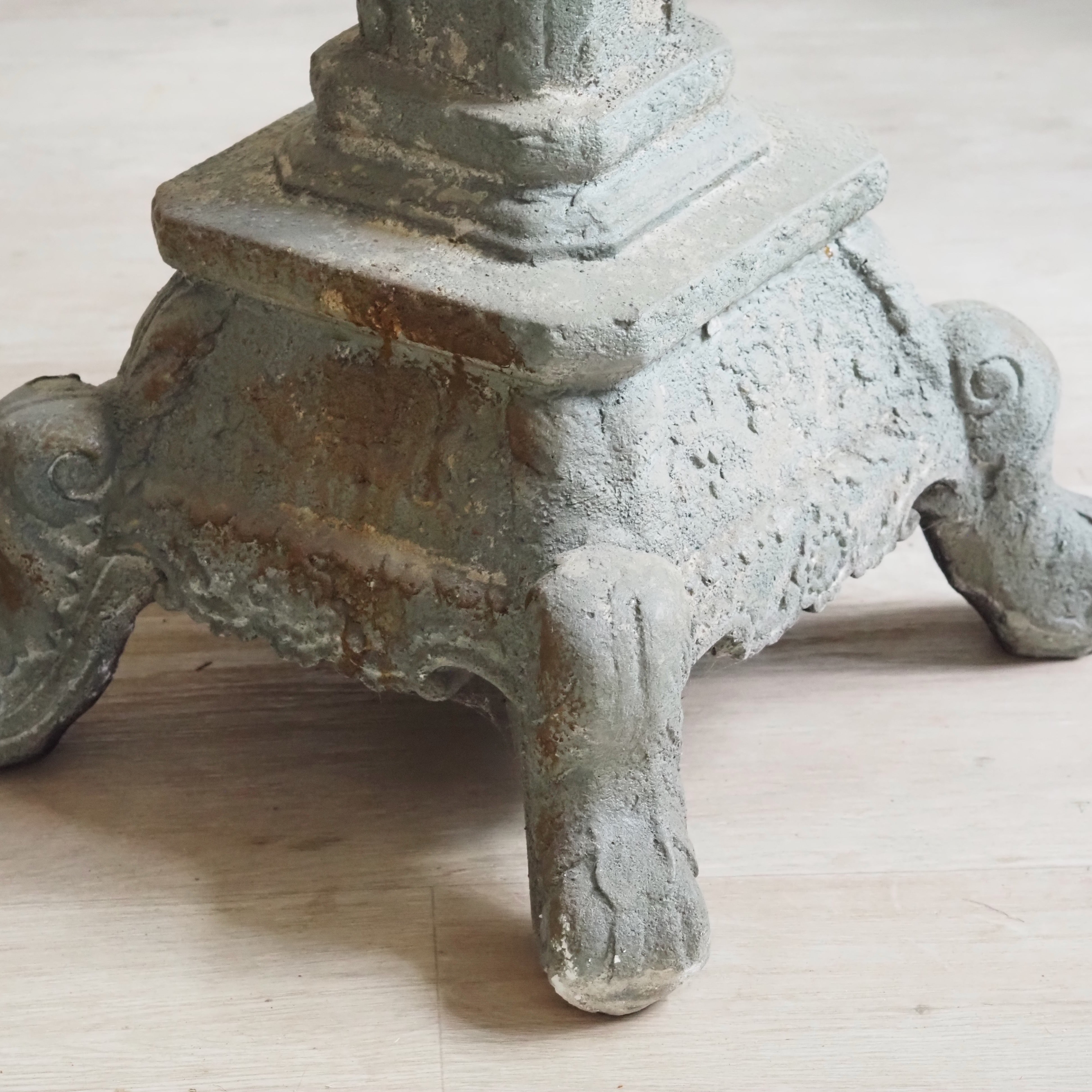 Dekosäule Steinoptik · Historisierende Blumensäule mit ionischem Kapitell