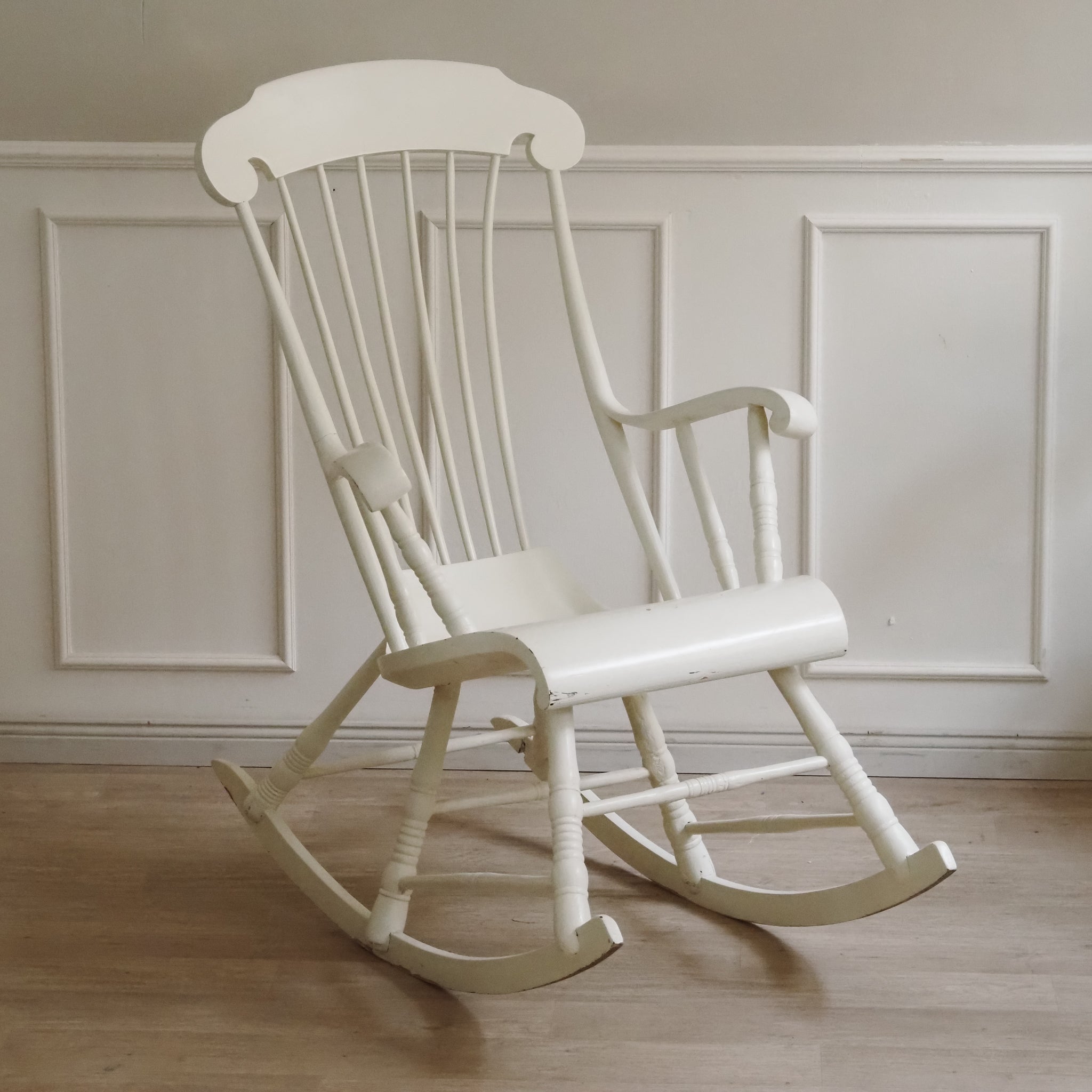 Vintage Schaukelstuhl im Windsor-Stil weiß lackiert