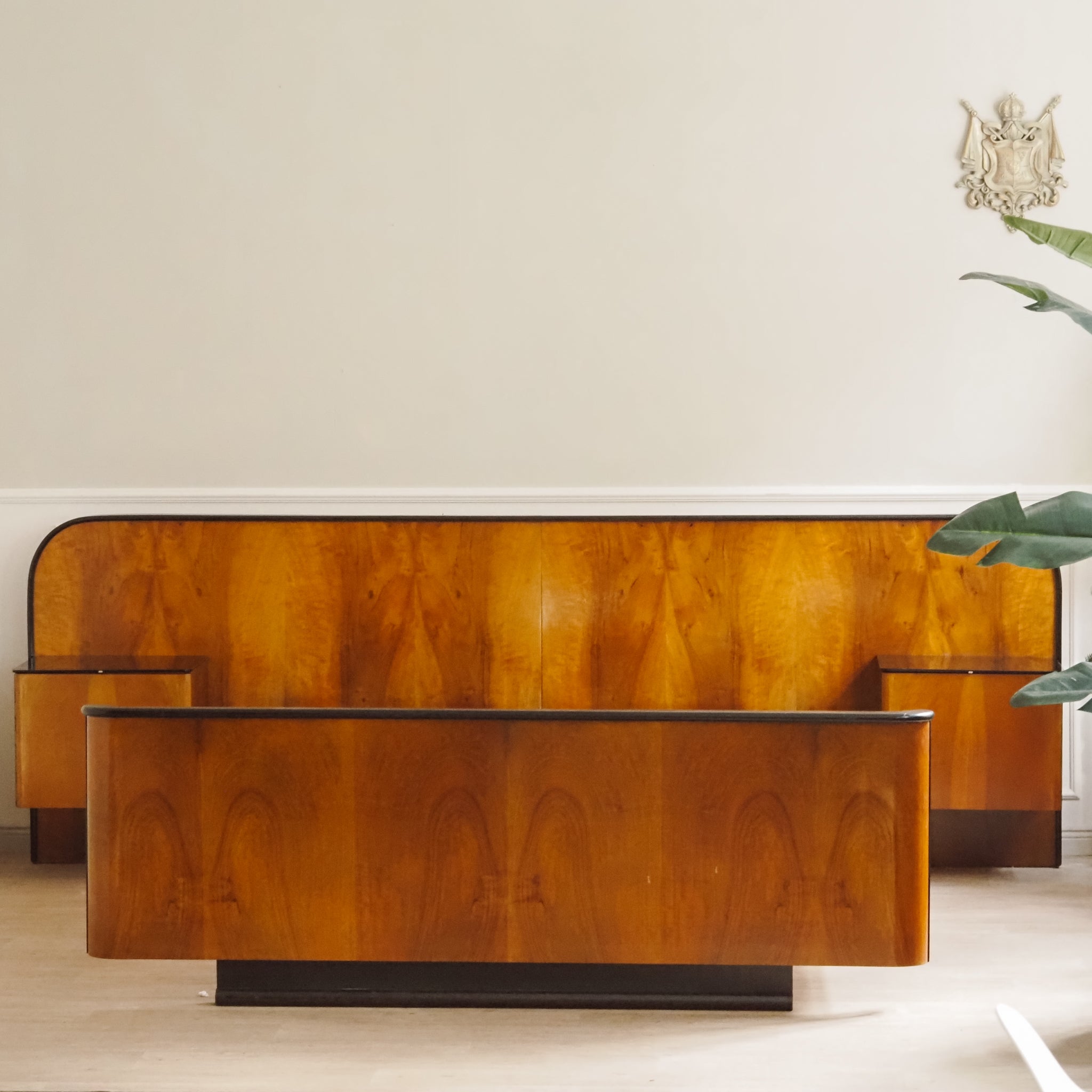 Doppelbett Design Halabala mit schwebenden Nachtkästchen - Art Déco Übergang Midcentury