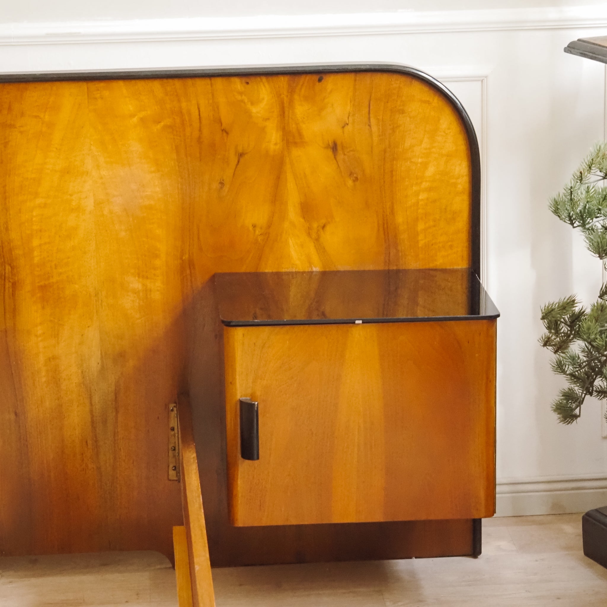 Doppelbett Design Halabala mit schwebenden Nachtkästchen - Art Déco Übergang Midcentury