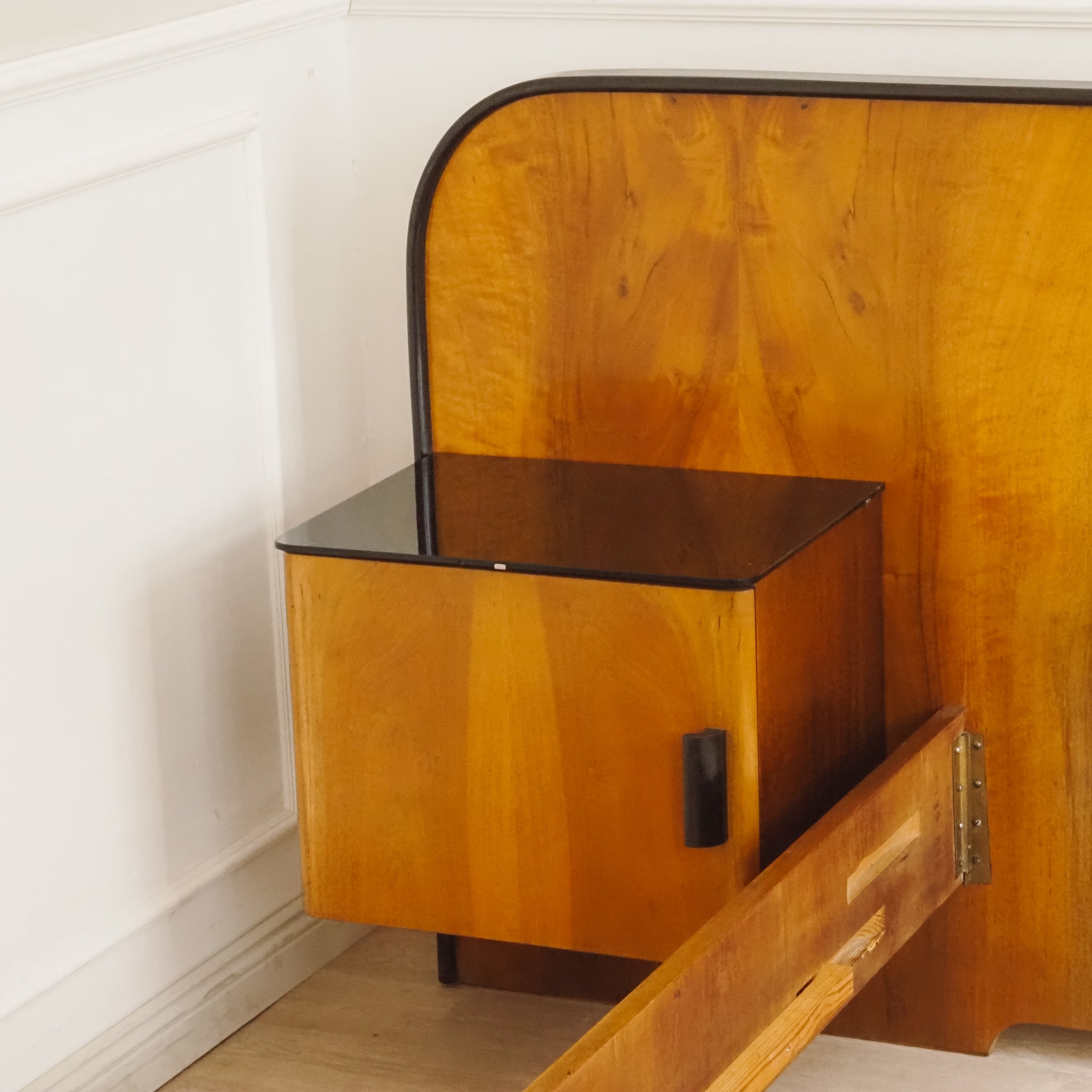 Doppelbett Design Halabala mit schwebenden Nachtkästchen - Art Déco Übergang Midcentury