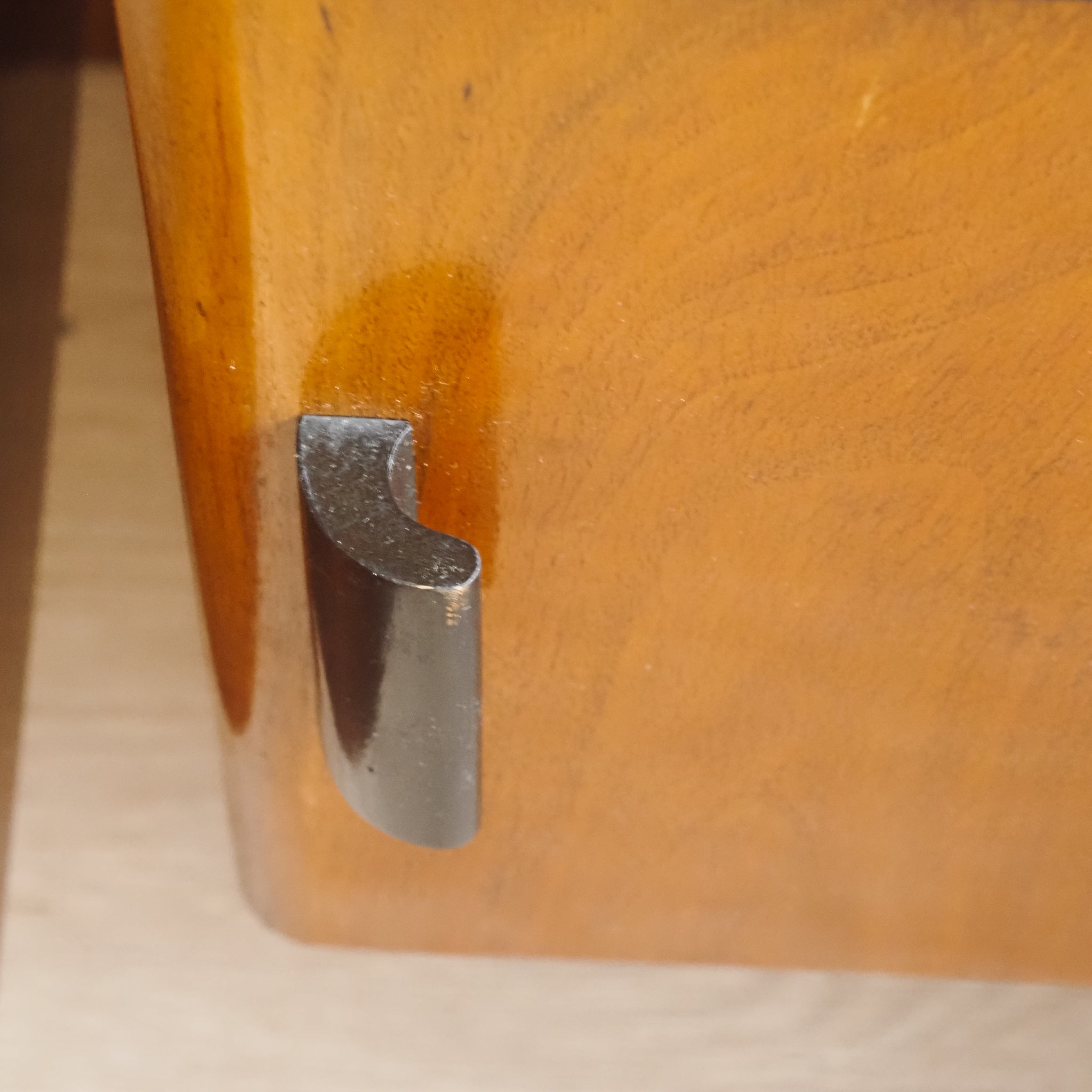 Doppelbett Design Halabala mit schwebenden Nachtkästchen - Art Déco Übergang Midcentury