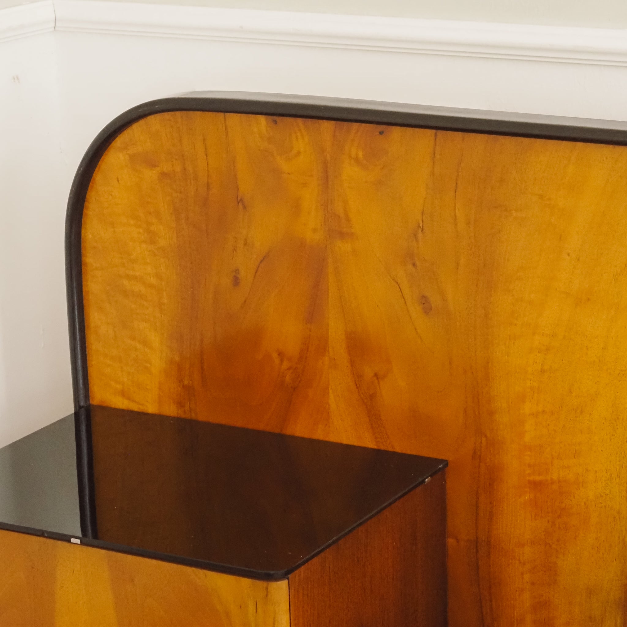 Doppelbett Design Halabala mit schwebenden Nachtkästchen - Art Déco Übergang Midcentury